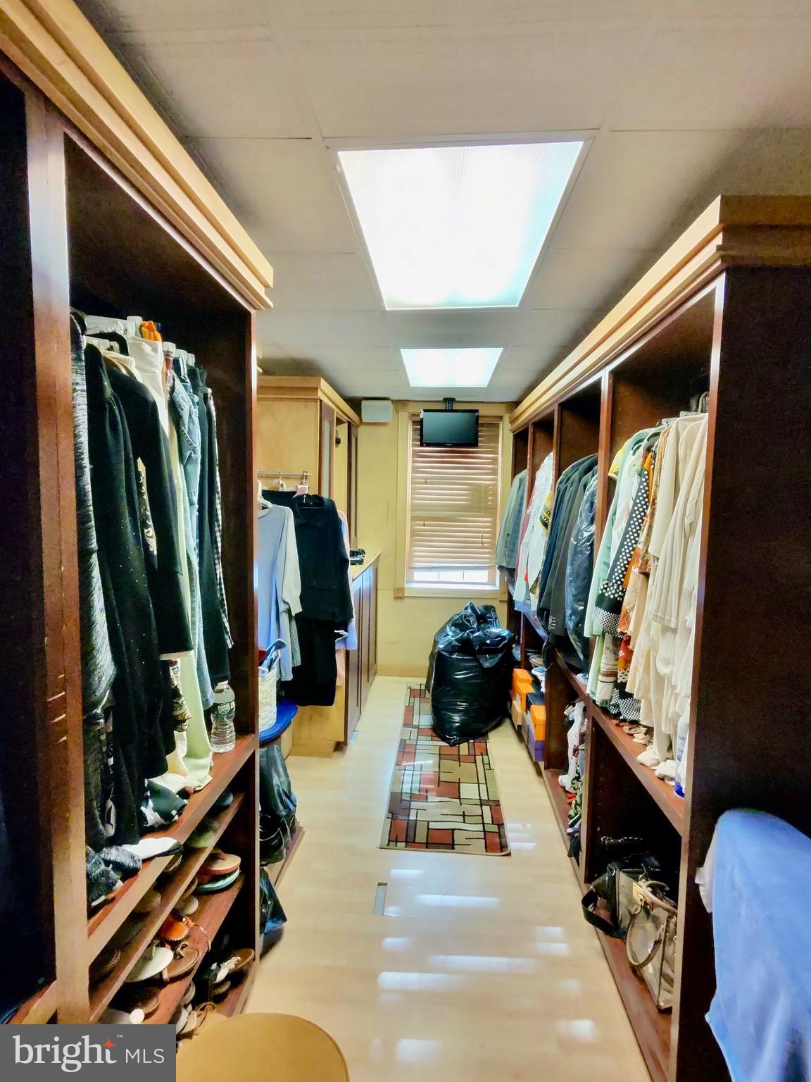 UNIVERSITY CITY - Residential Income