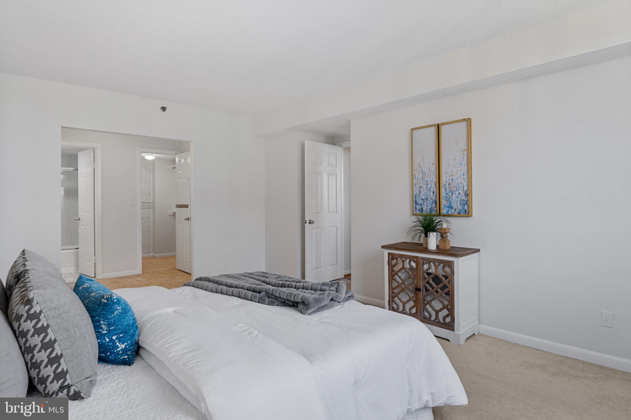 SKYLINE SQUARE CONDO - Residential