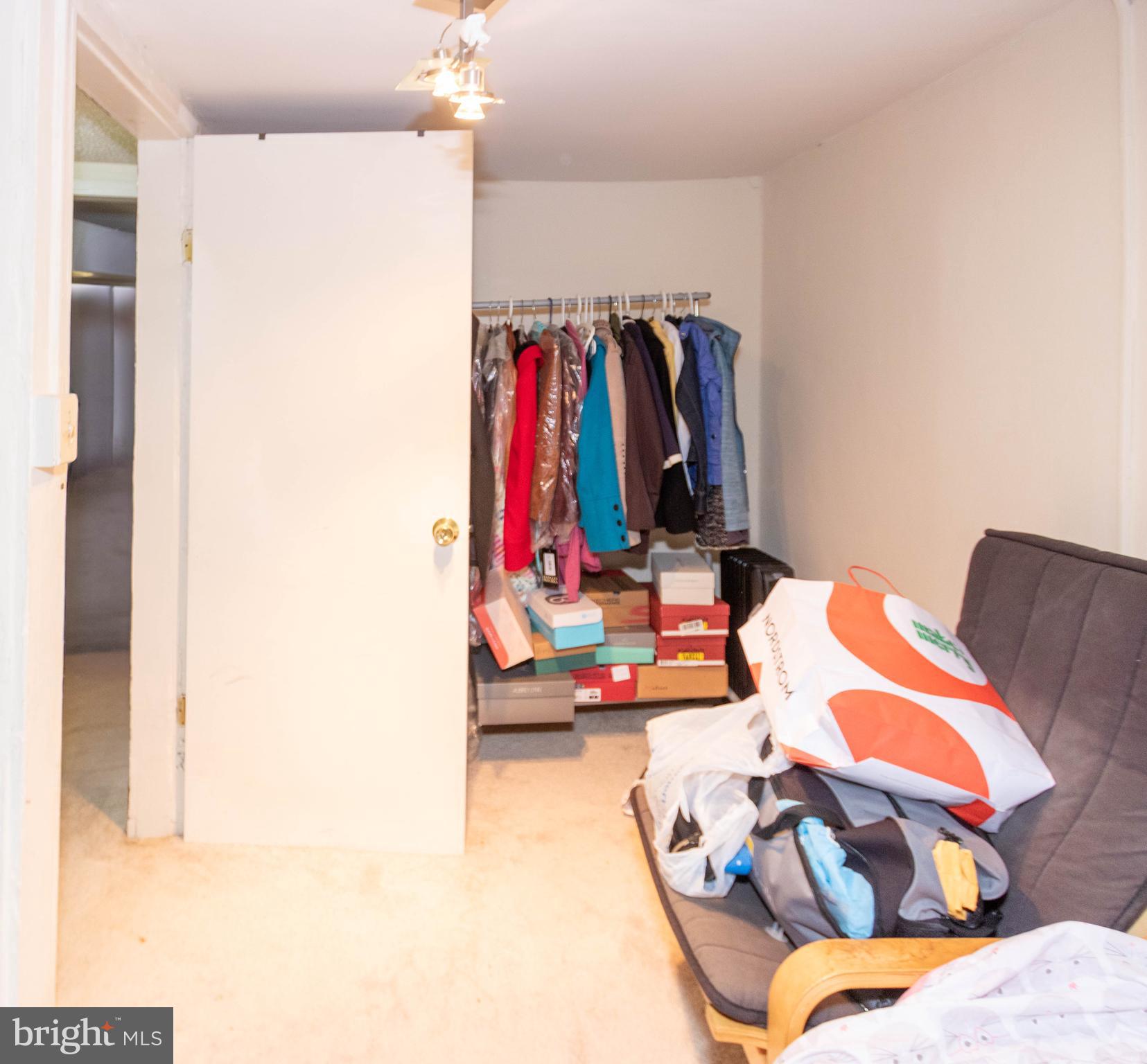 HOLLINS MARKET - Residential