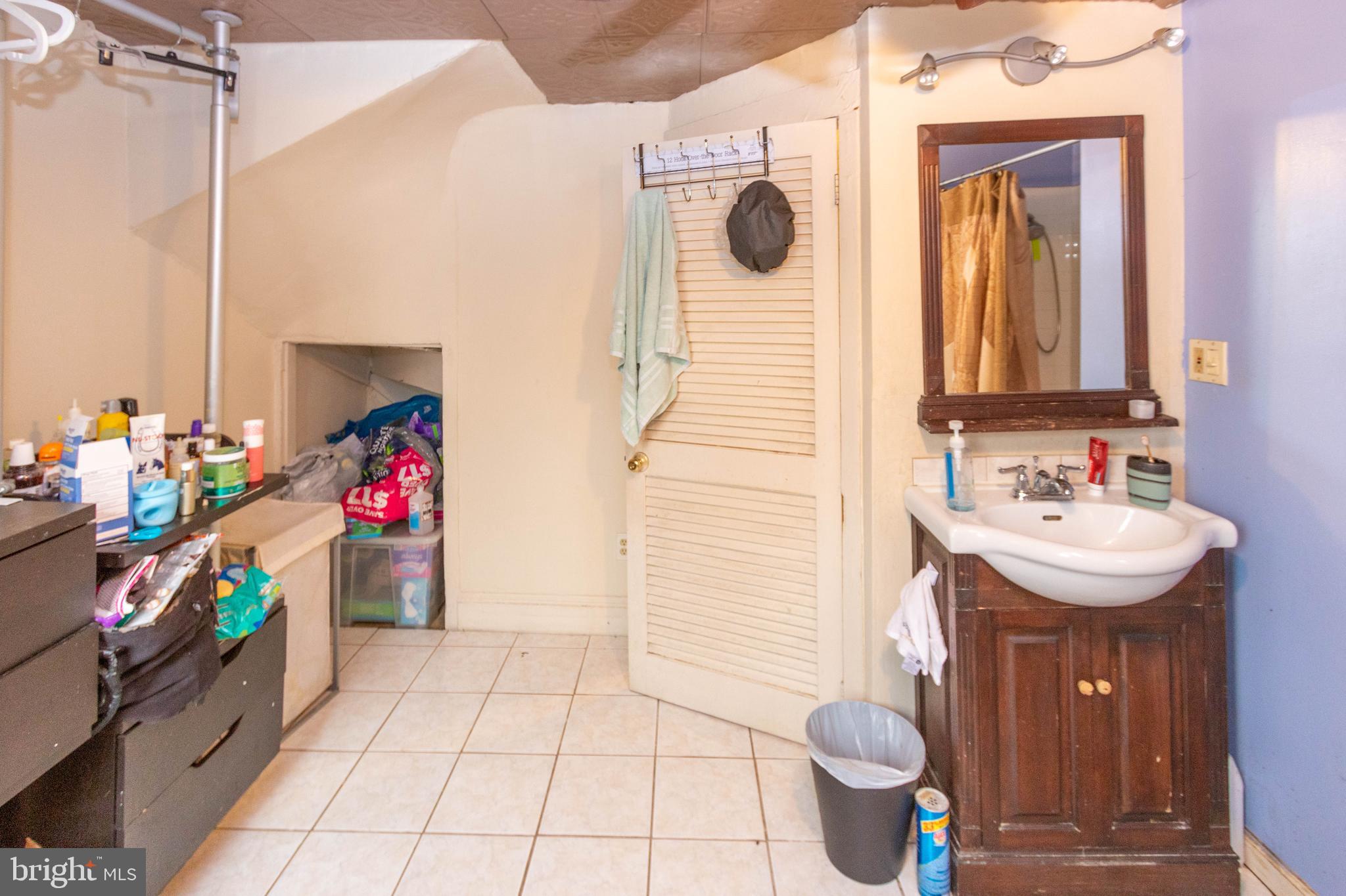 HOLLINS MARKET - Residential