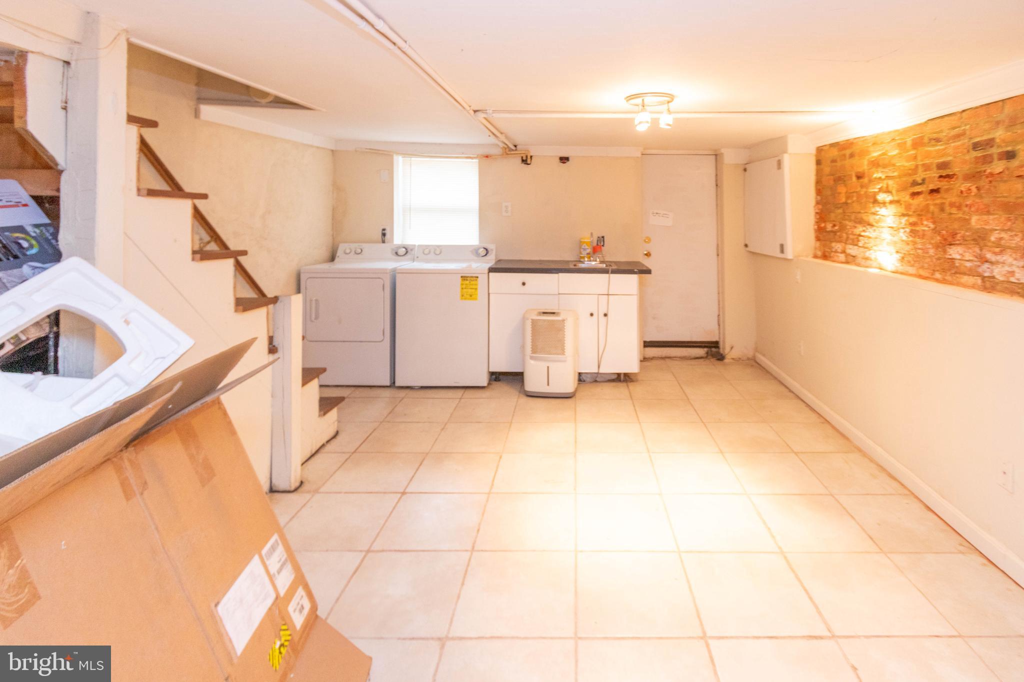 HOLLINS MARKET - Residential