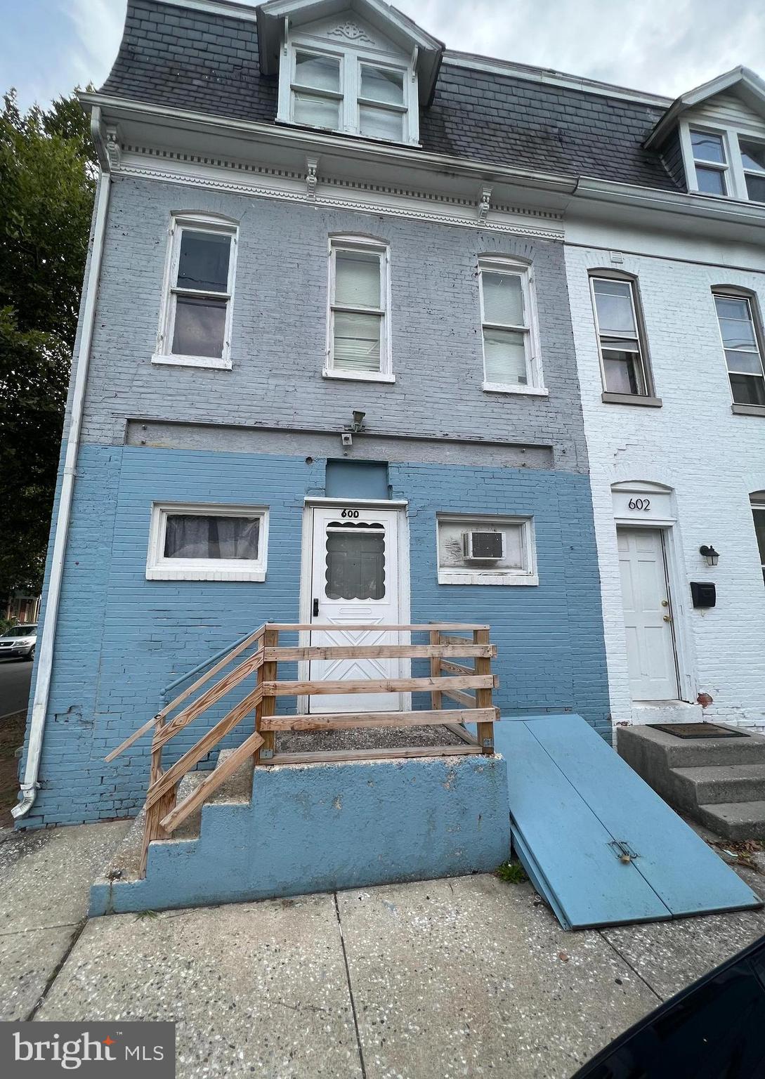 Investment Opportunity! Add this multi-unit to your portfolio today, This property is fully occupied and professionally managed. Utilities (Electric & Gas) are separated. The detached garage is also being rented. Instant cash flow is the answer to all of your investment needs! Contact me today.