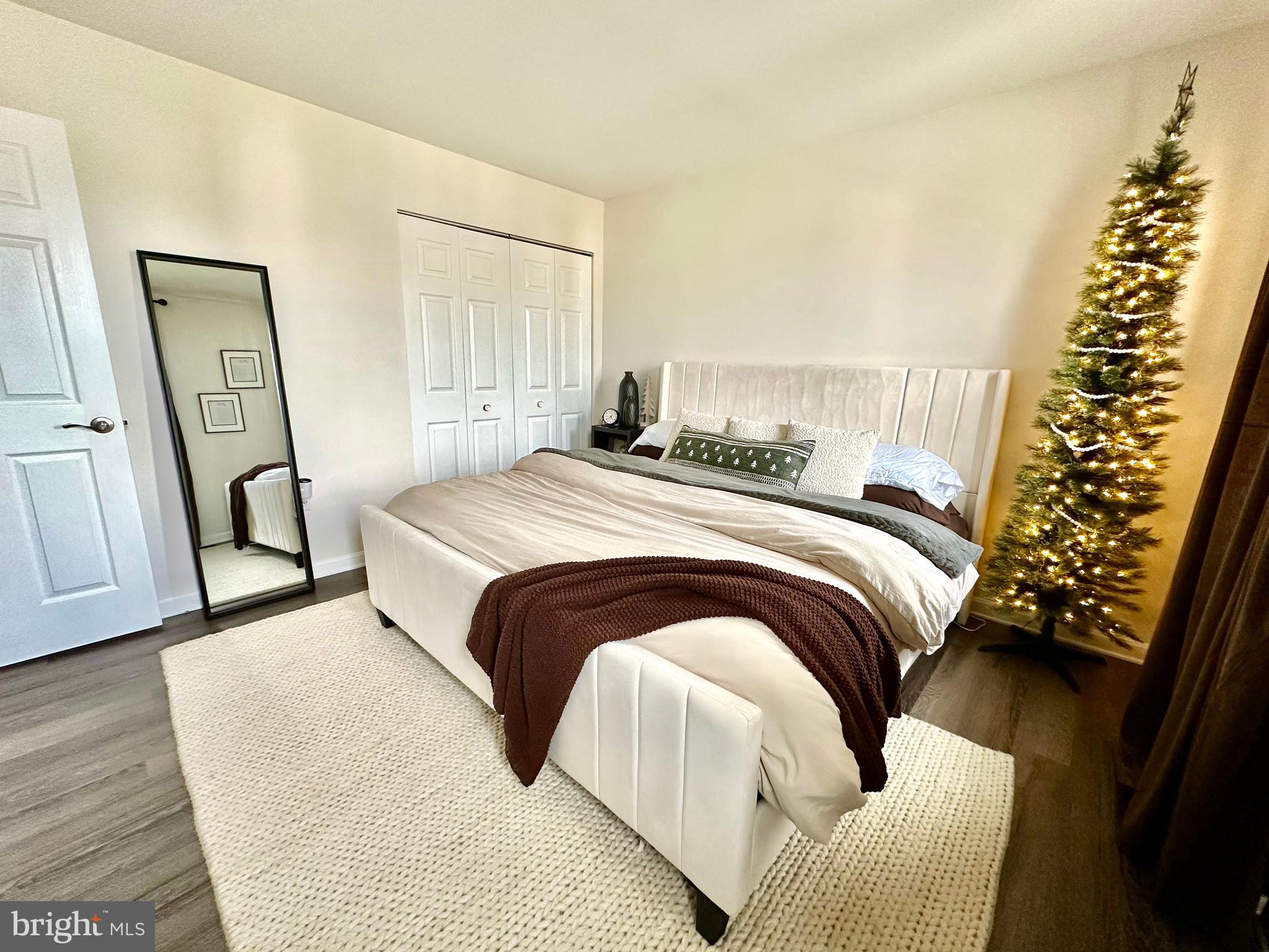 NICHOLSON SQUARE VILLAGE - Residential