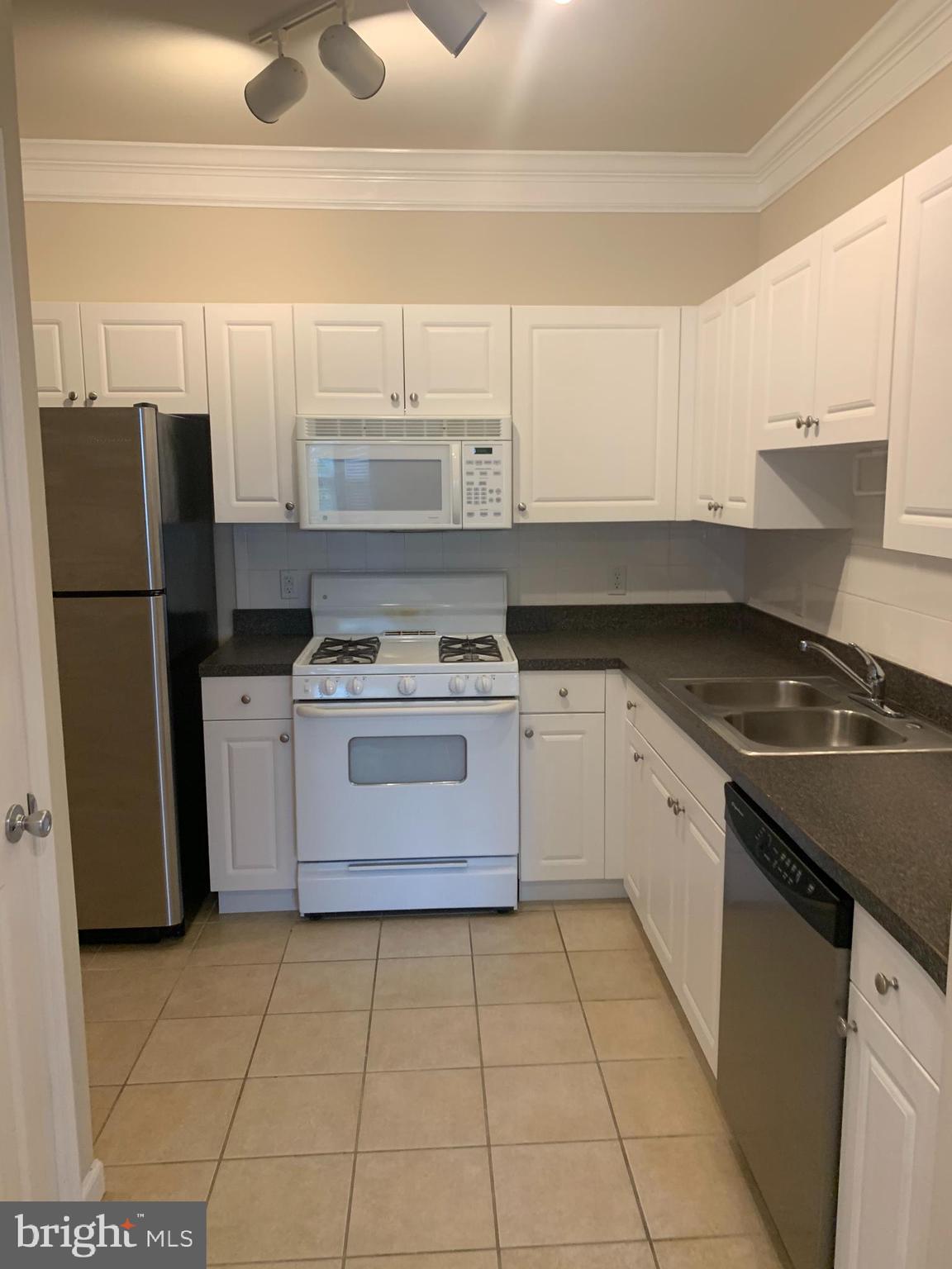 THE COLONNADE AT KENTLANDS - Residential Lease