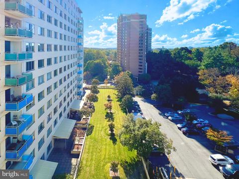 Photo of 10201 Grosvenor Place #1001, ROCKVILLE, MD 20852 (MLS # MDMC2204468)