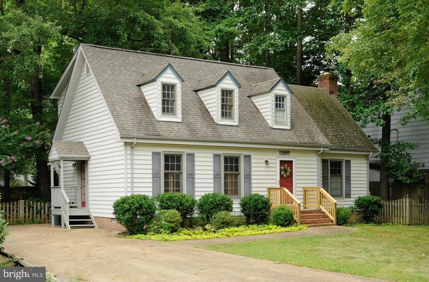 This wonderful & inviting home offers a spacious floor plan, fully fenced in backyard, generous sized rooms, ideal location & so much more!  This home features:  Living Room, Dining Room, Family Room, Eat-in Kitchen, Large Bedrooms, Pergo Flooring, Crown Molding, Chair Rails, Brick Fireplace all with style & charm. Conveniently located near 1-95, shopping, restaurants   and NO HOA!