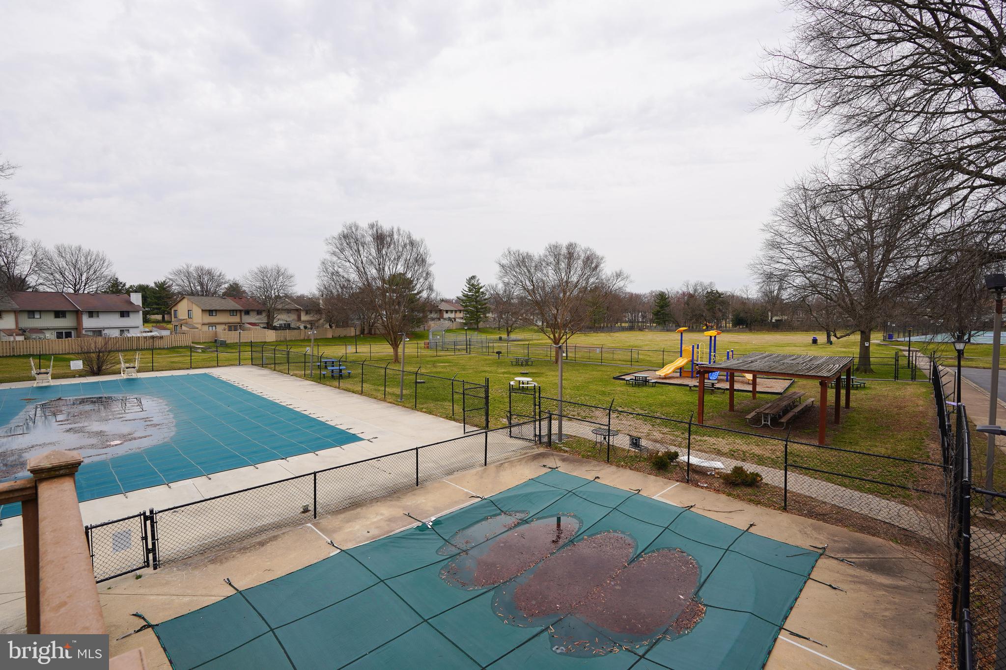 FOUR SEASONS - Residential