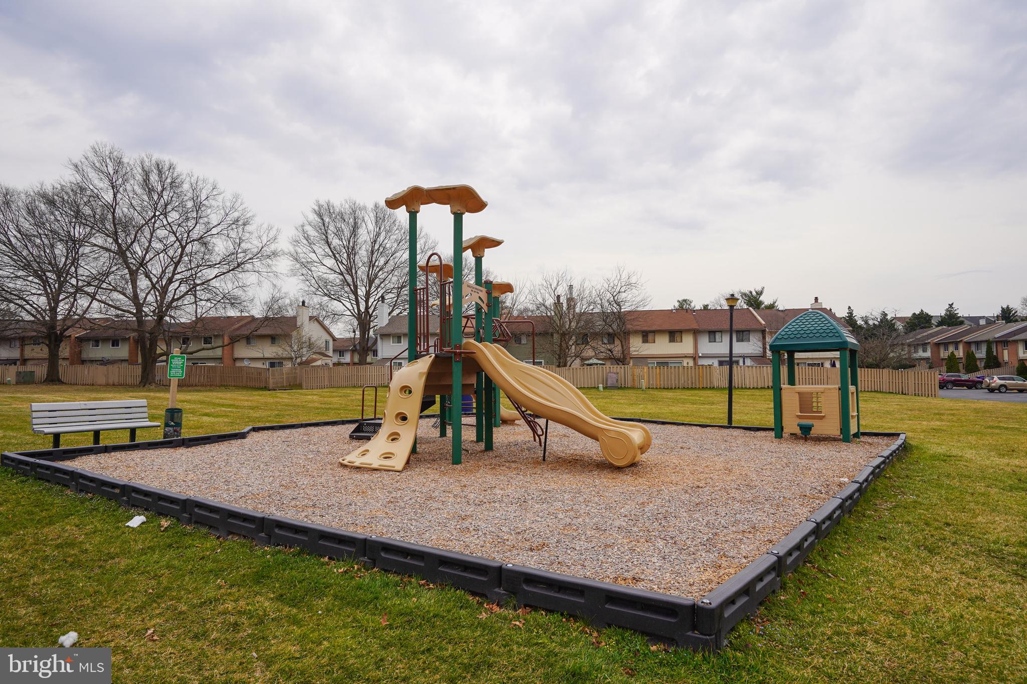 FOUR SEASONS - Residential