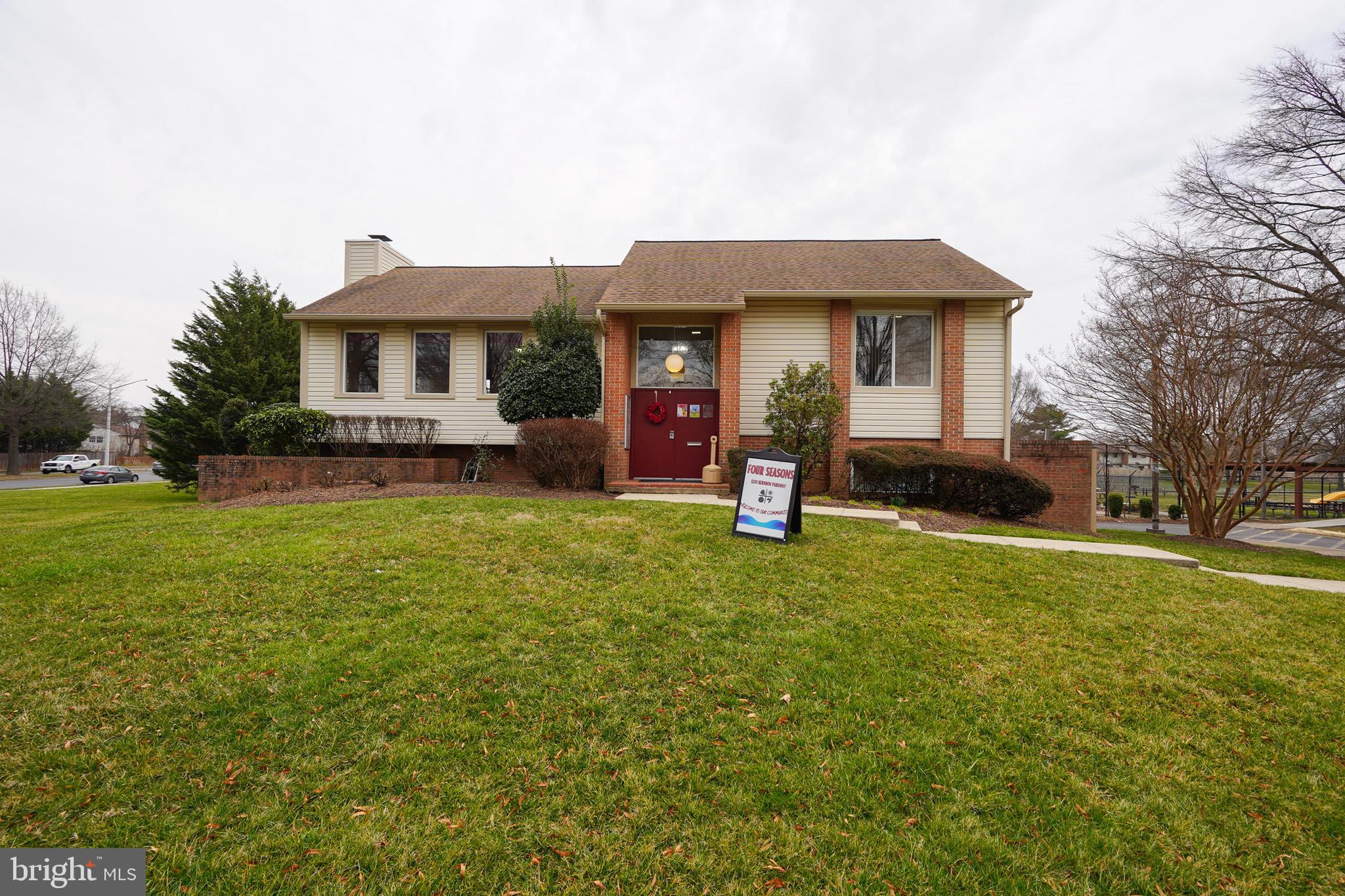 FOUR SEASONS - Residential