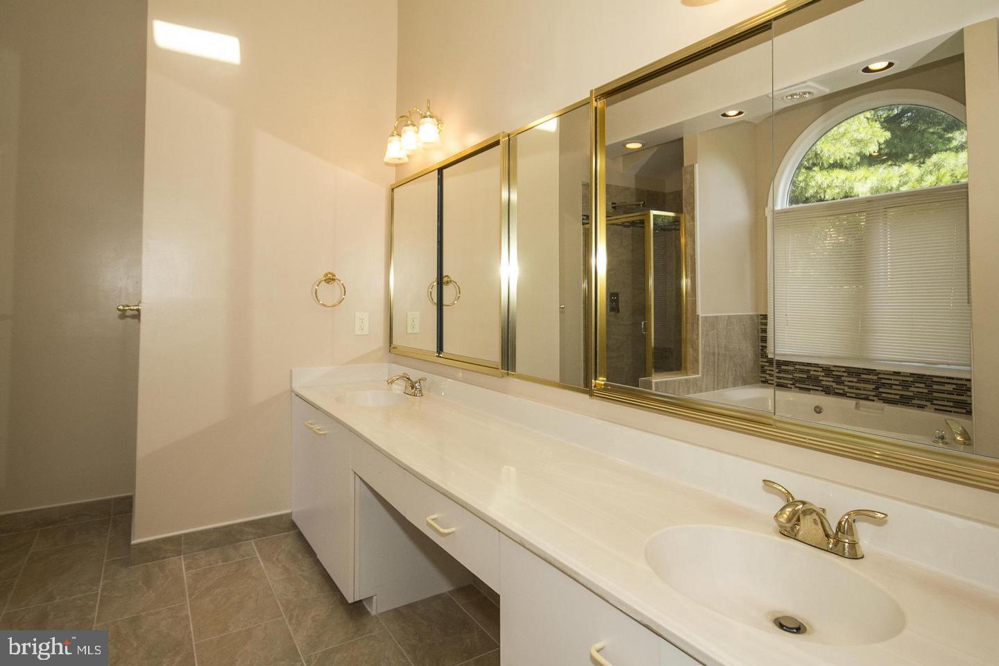 SUMMIT CHASE - Residential Lease