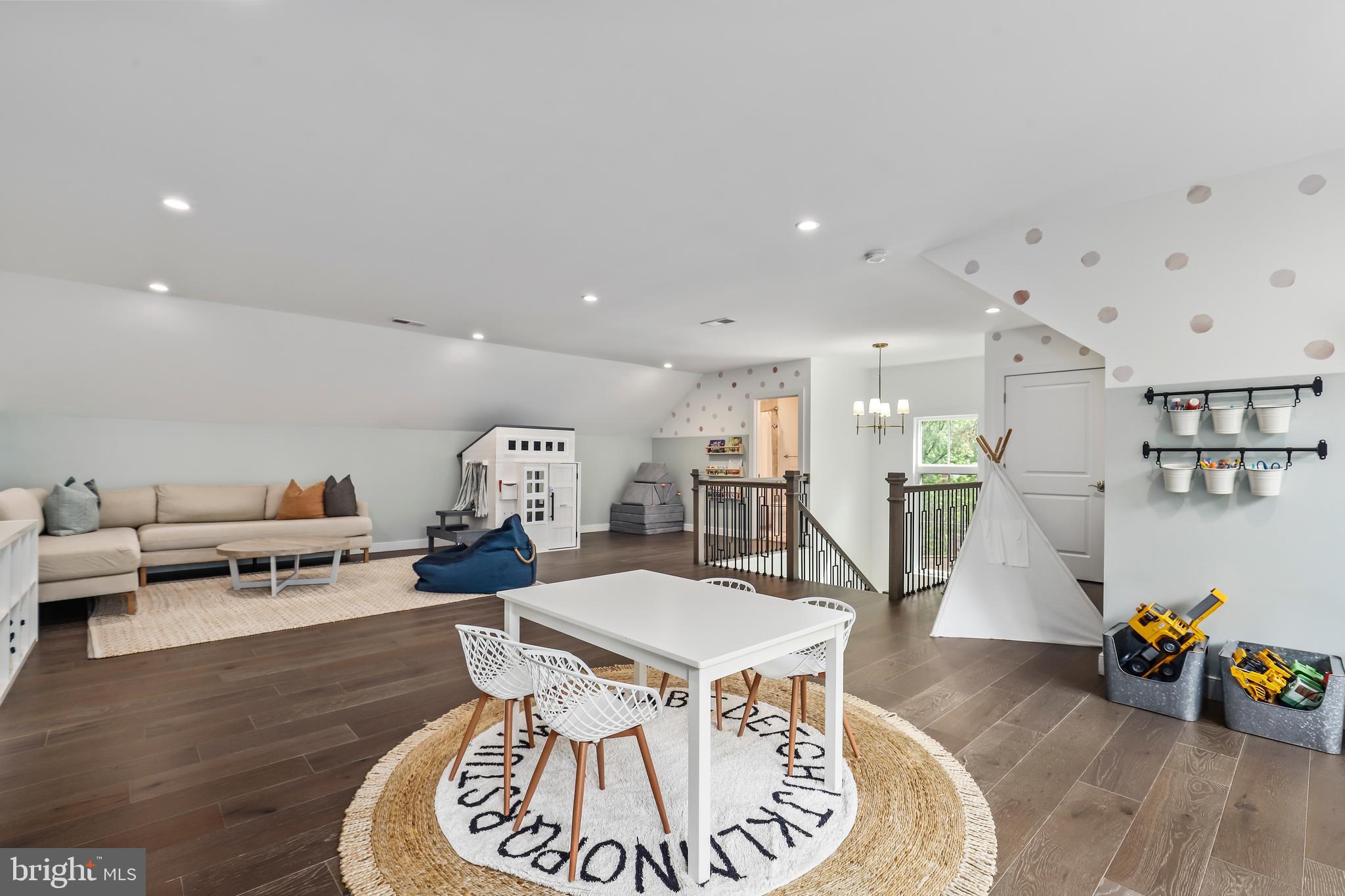 LORCOM GROVE - Residential