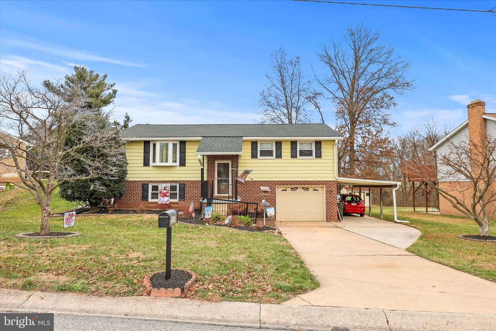 Photo of 2285 Sycamore Road, YORK, PA 17408 (MLS # PAYK2094574)