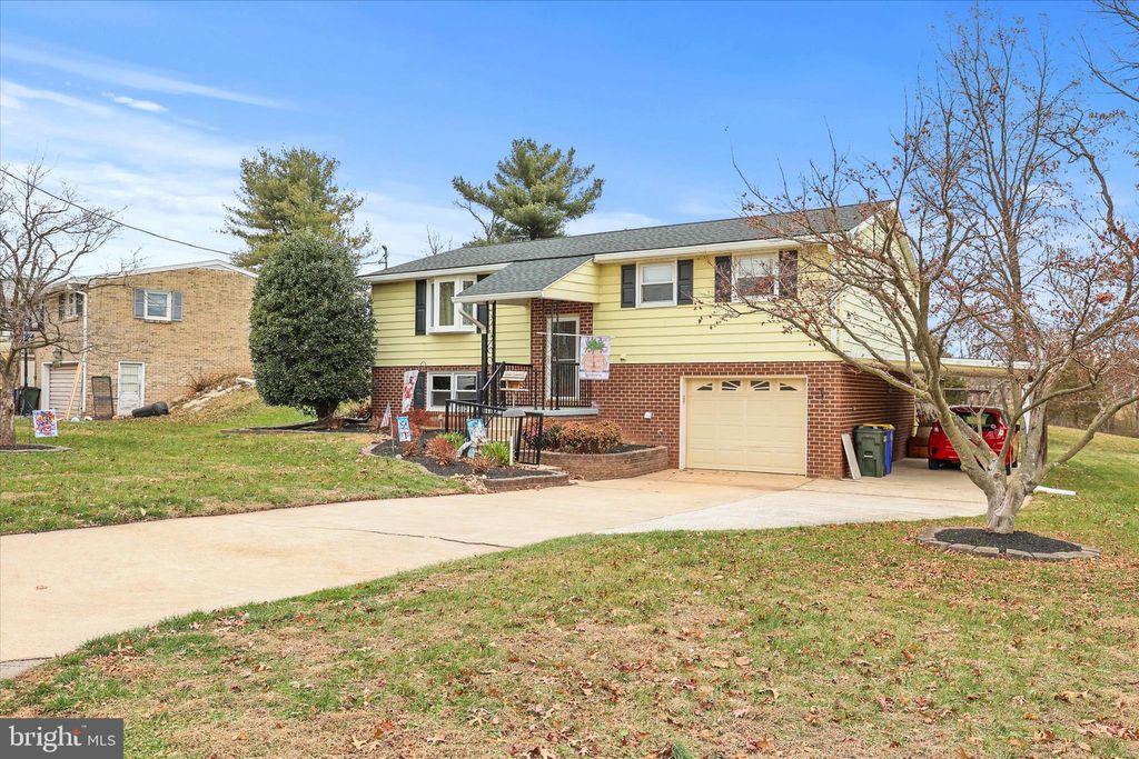 Photo of 2285 Sycamore Road, YORK, PA 17408 (MLS # PAYK2094574)