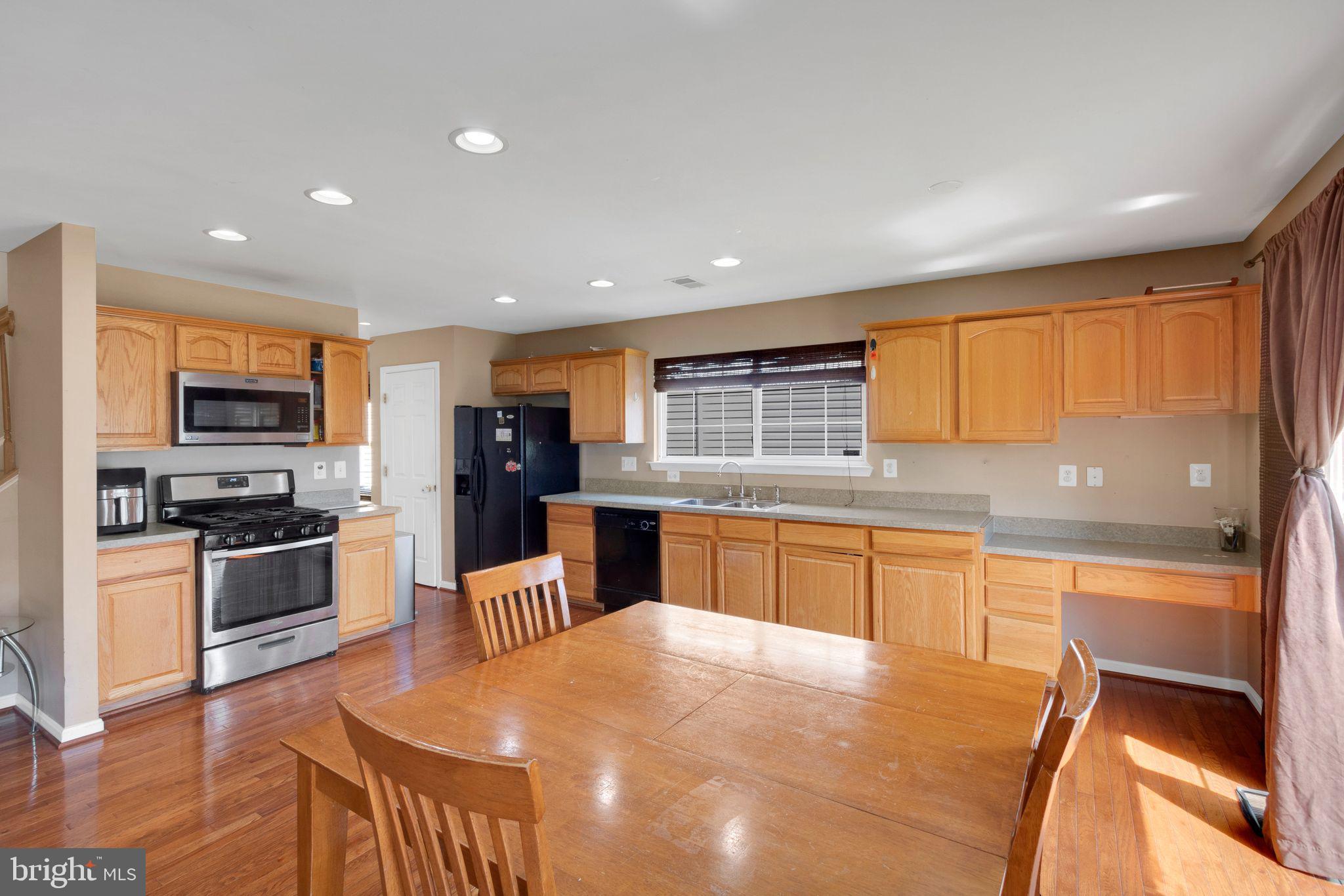 937 LAKEWOOD CIRCLE