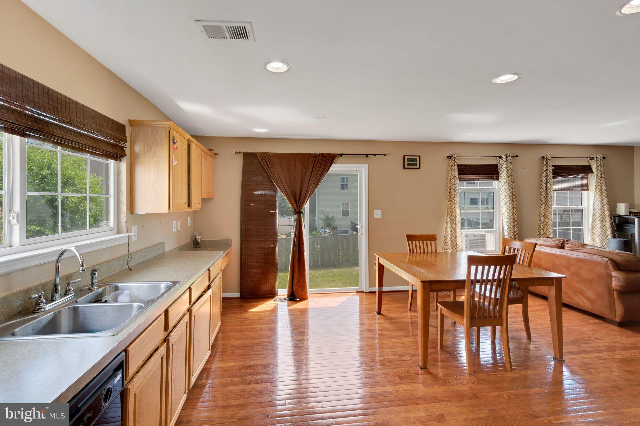 937 LAKEWOOD CIRCLE