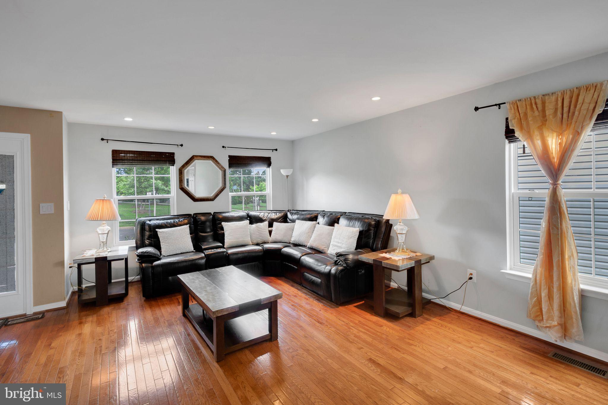 937 LAKEWOOD CIRCLE