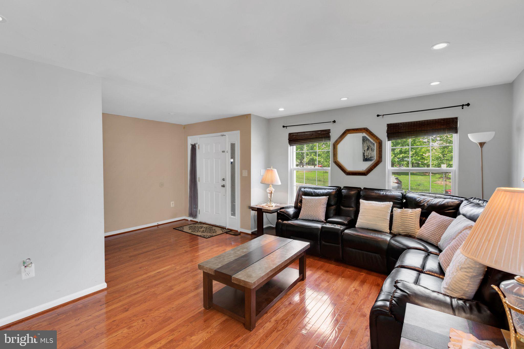 937 LAKEWOOD CIRCLE