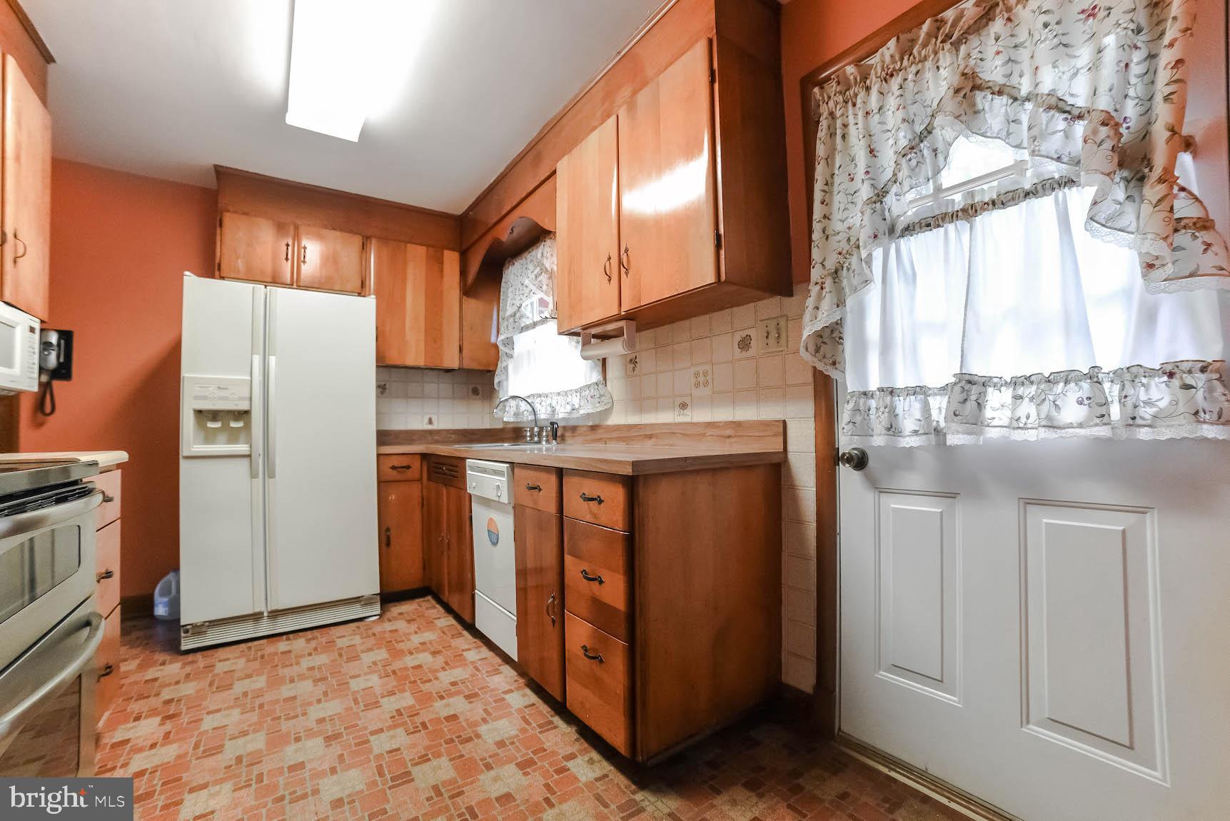 LAUREL DRIVE-MONTROSE SU - Residential