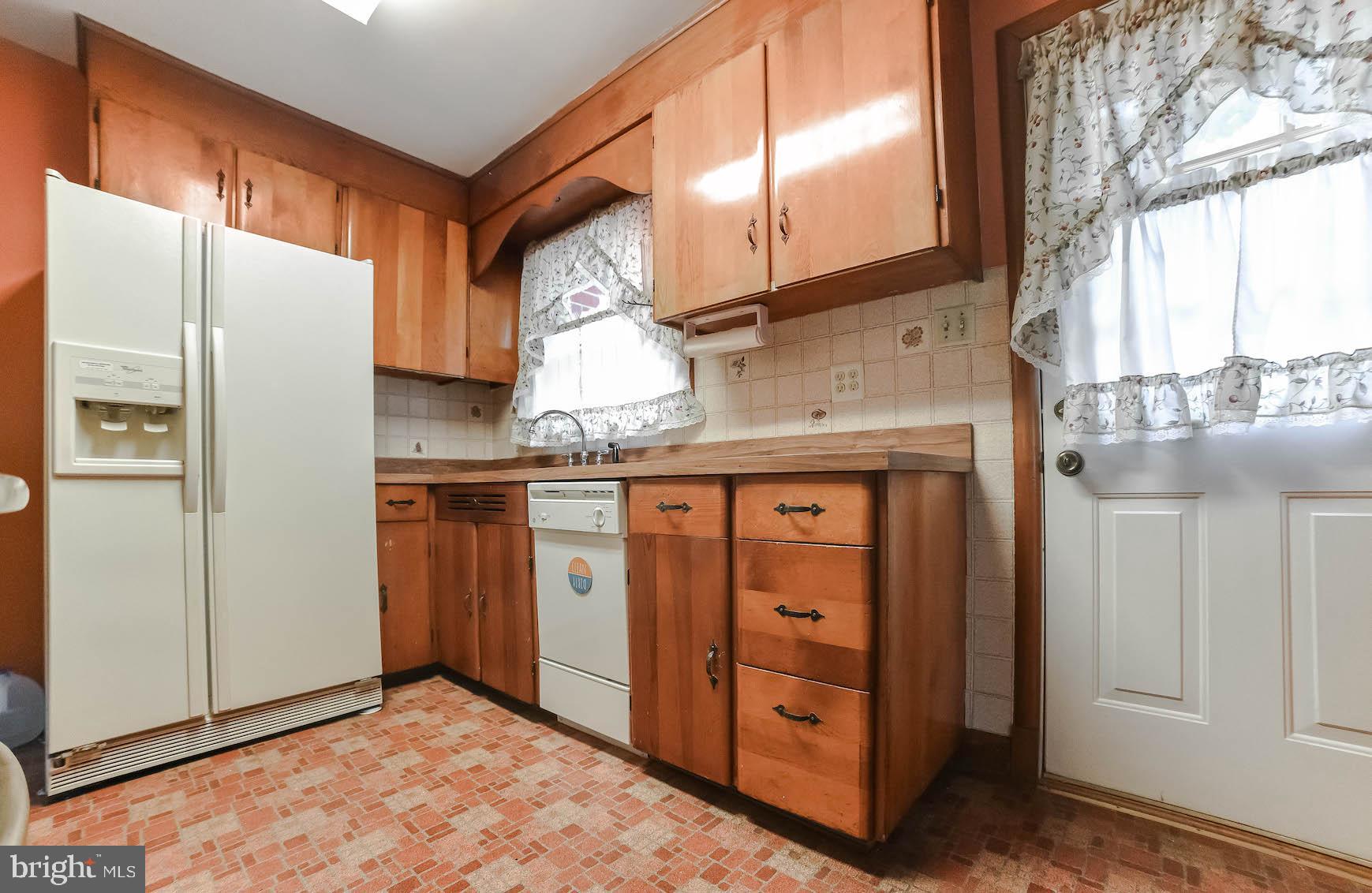 LAUREL DRIVE-MONTROSE SU - Residential