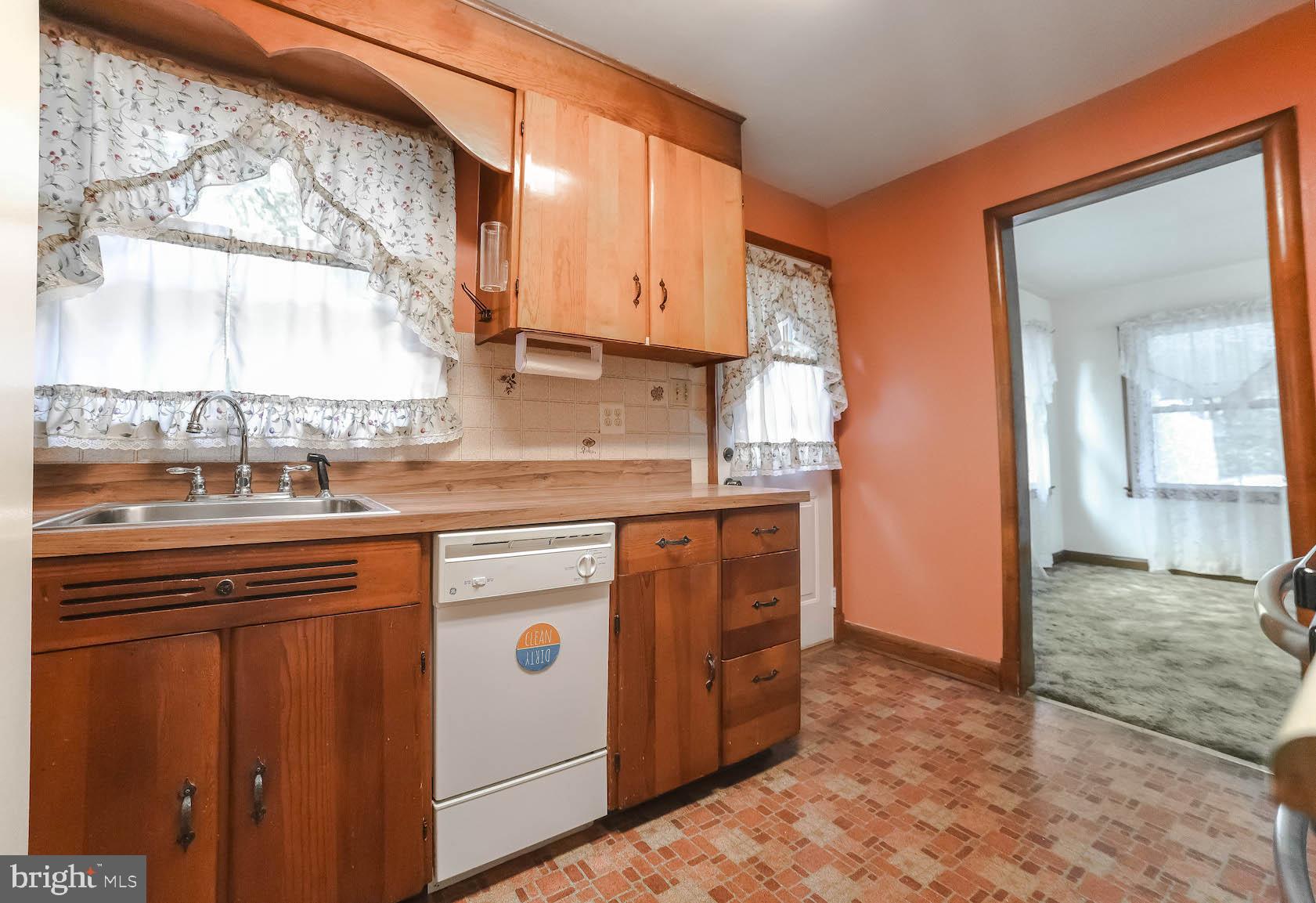 LAUREL DRIVE-MONTROSE SU - Residential