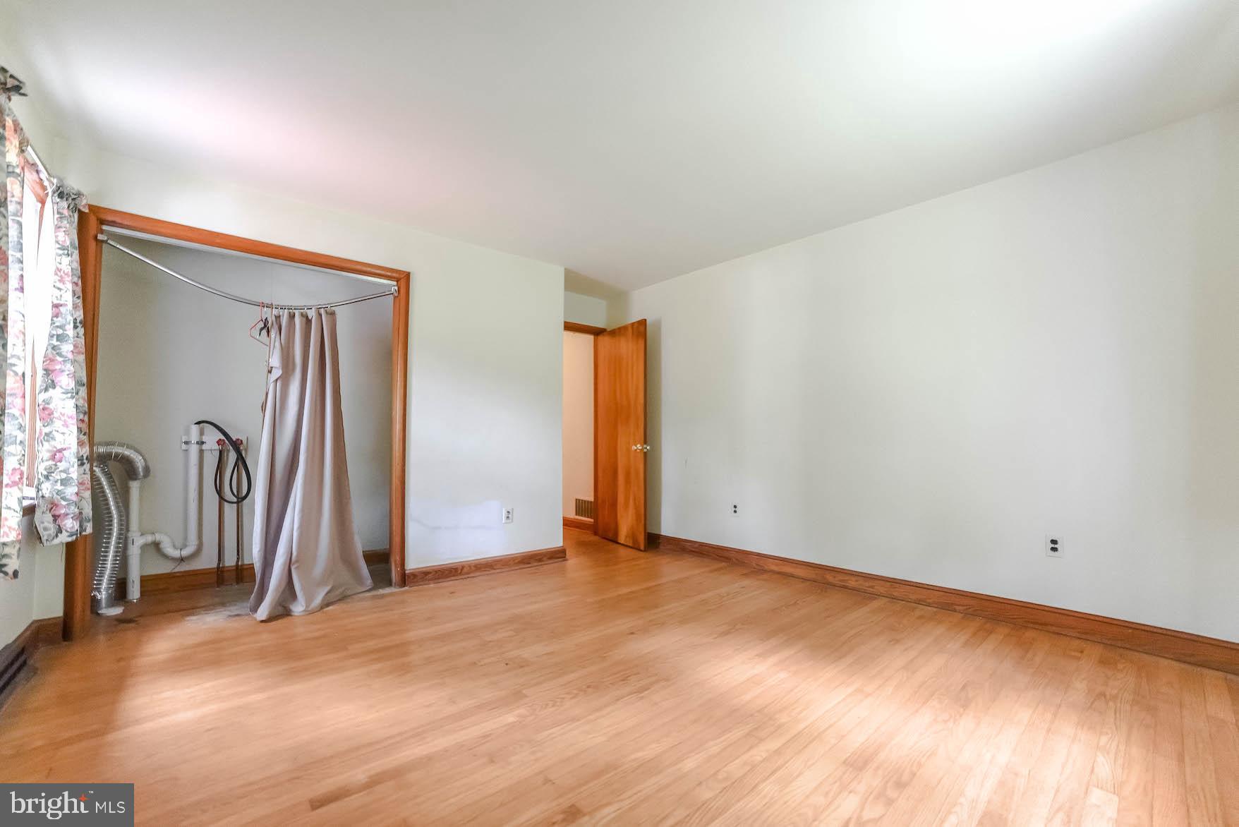 LAUREL DRIVE-MONTROSE SU - Residential