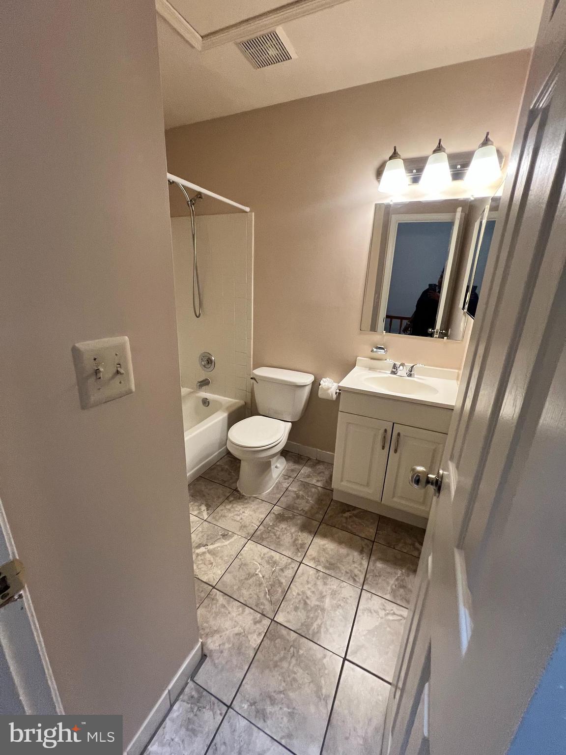 CALVERTON - Residential Lease