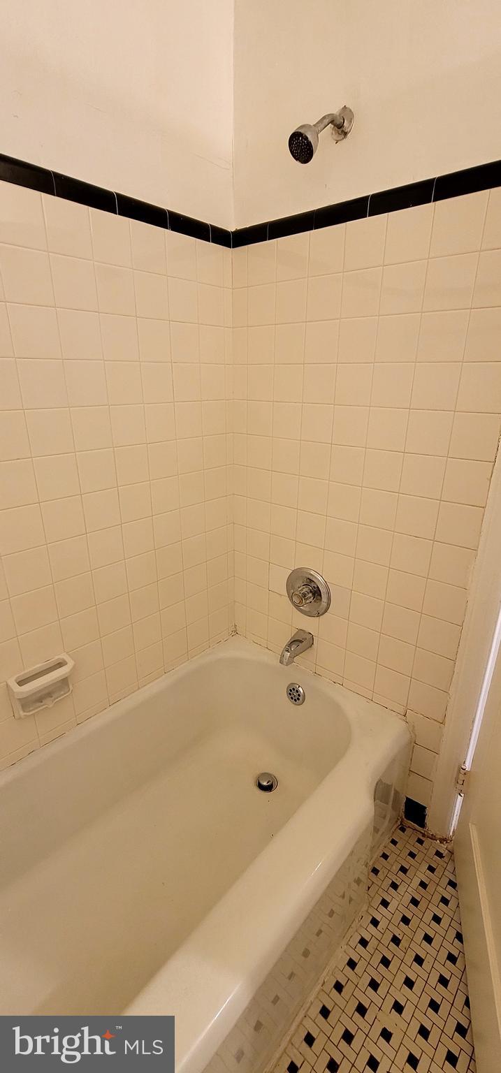 LAWNDALE - Residential Lease