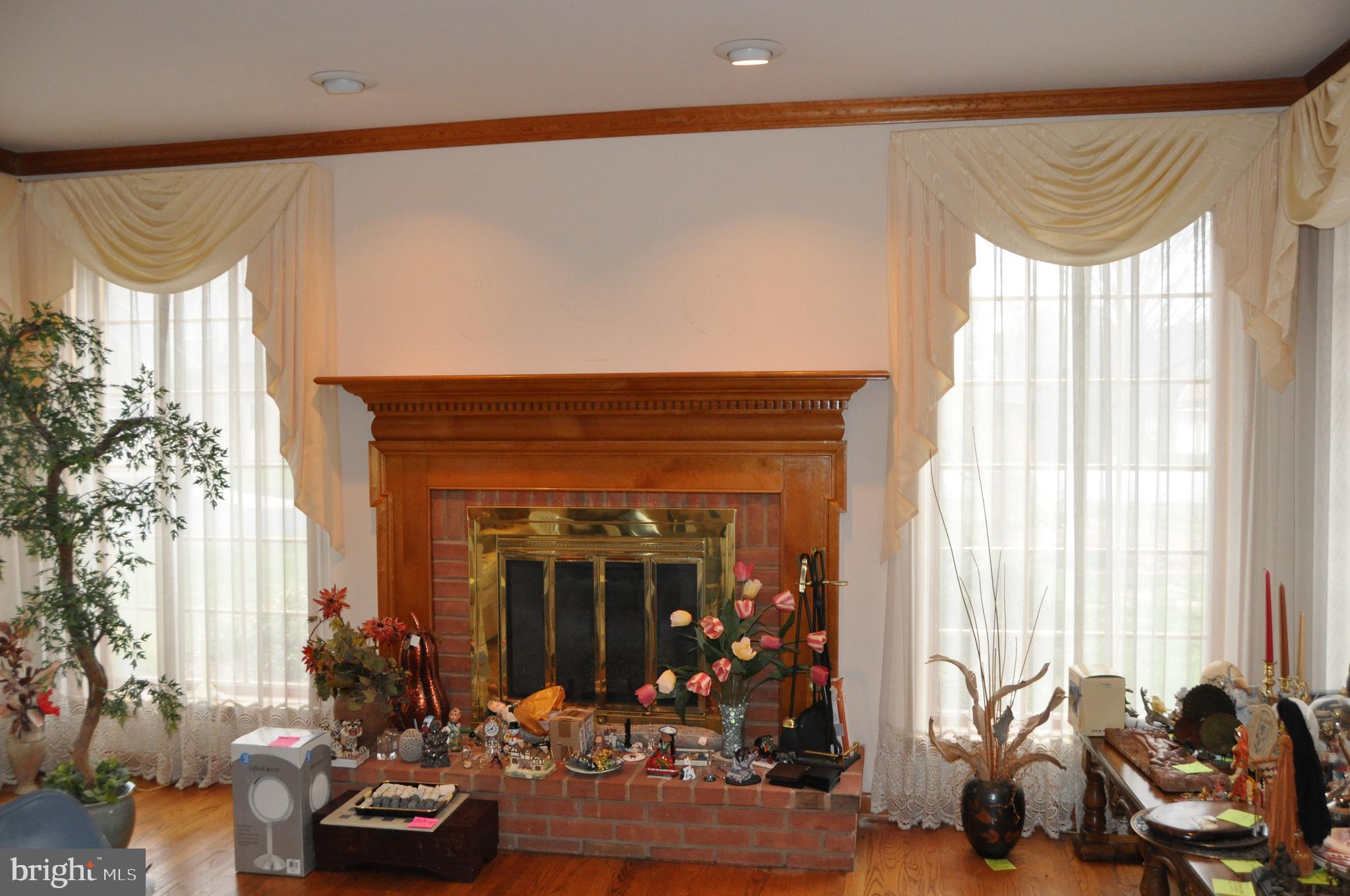 ROLLING HILLS - Residential