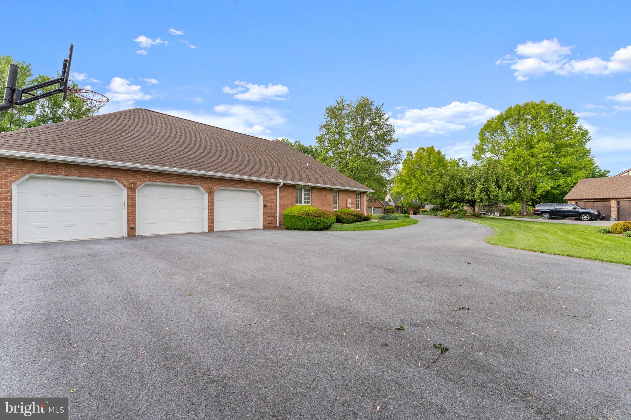 ROLLING HILLS - Residential