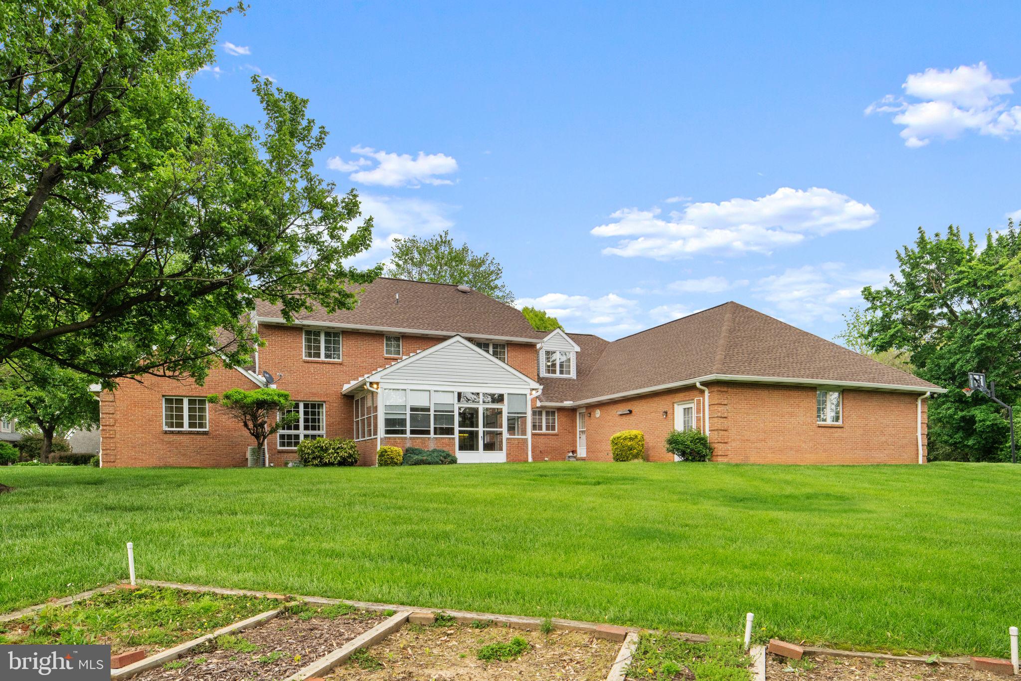 ROLLING HILLS - Residential