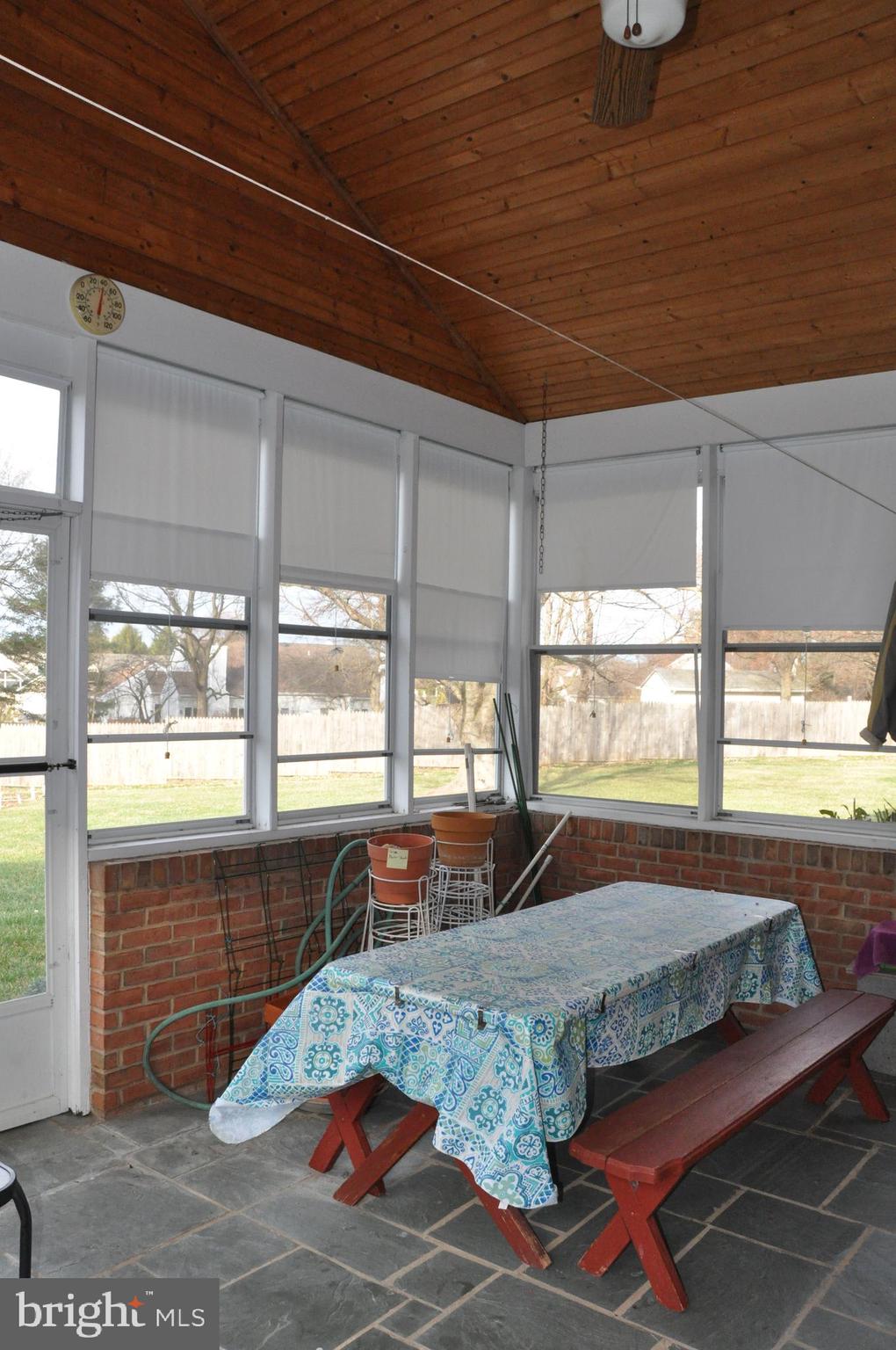 ROLLING HILLS - Residential