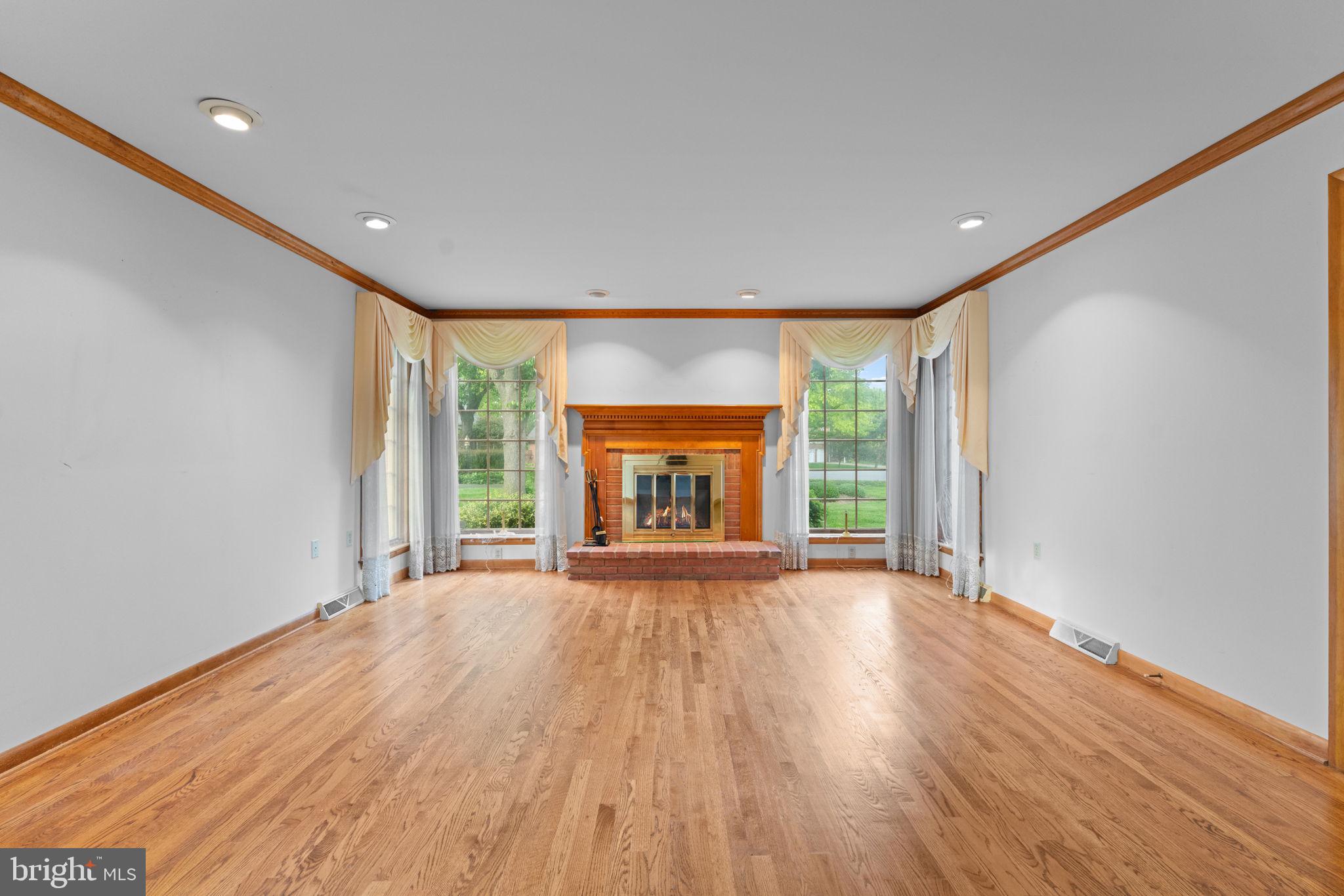 ROLLING HILLS - Residential