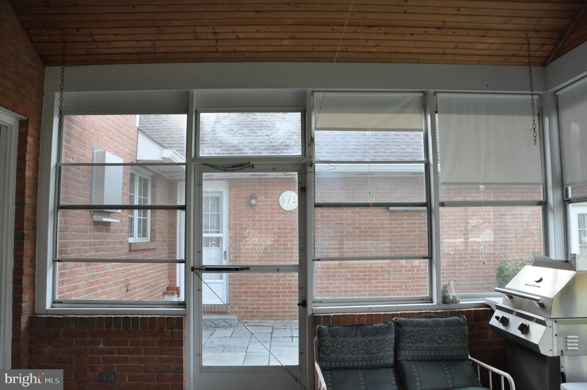 ROLLING HILLS - Residential