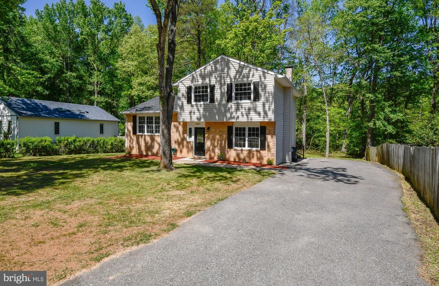 You'll love this large renovated tri-level home, with 4 bedrooms and 2 1/2 bathrooms. The main level features a fully remodeled, eat-in kitchen with granite countertops and a new stainless stove, microwave, dishwasher, and cabinets. All 2 1/2 bathrooms have been remodeled.
This home is a must-see! The new flooring, carpets, paint, and fixtures throughout. You don't need to do anything but move in.
(Removing shoes or wearing booties is required to tour home)