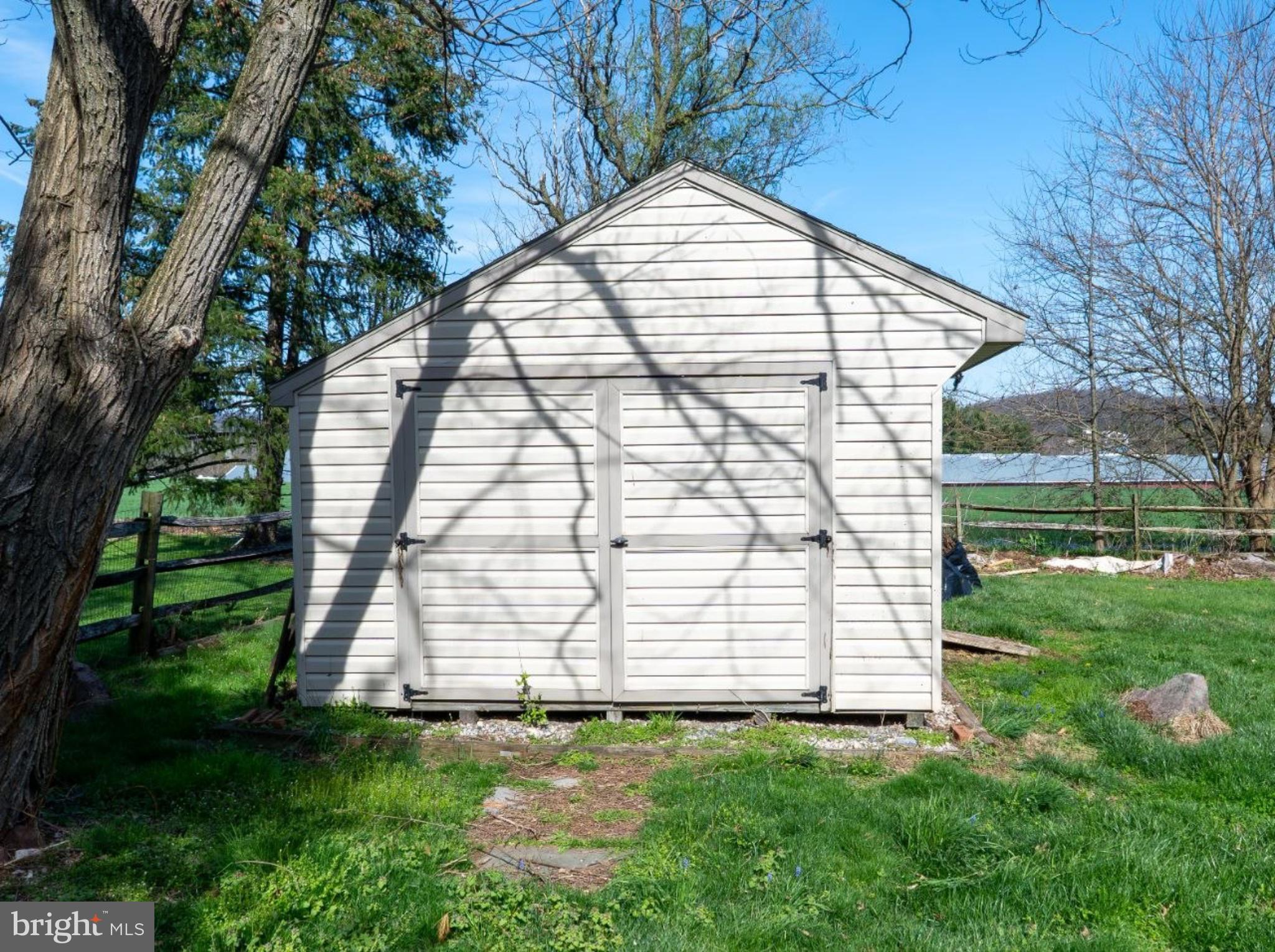 VILLAGE HOLLOW - Residential