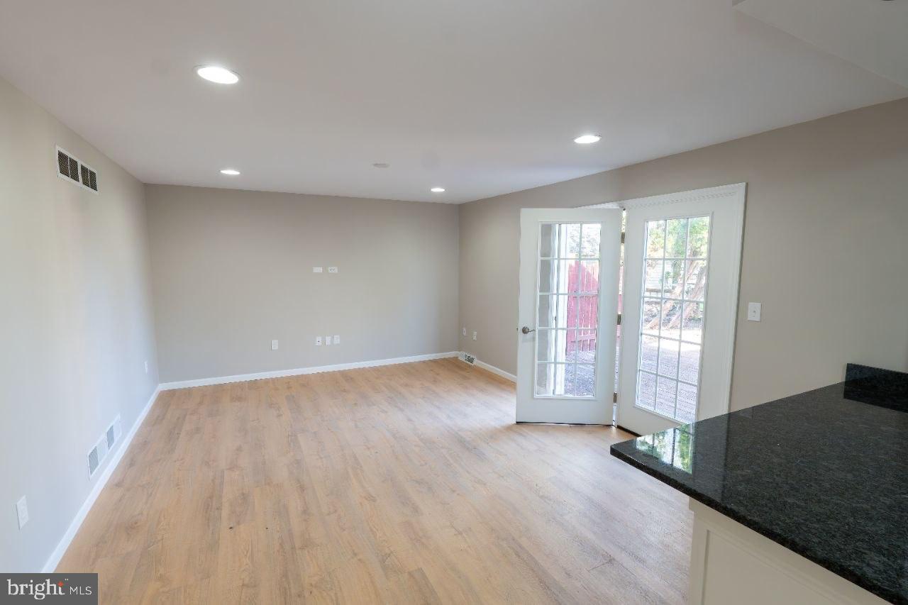 VILLAGE HOLLOW - Residential