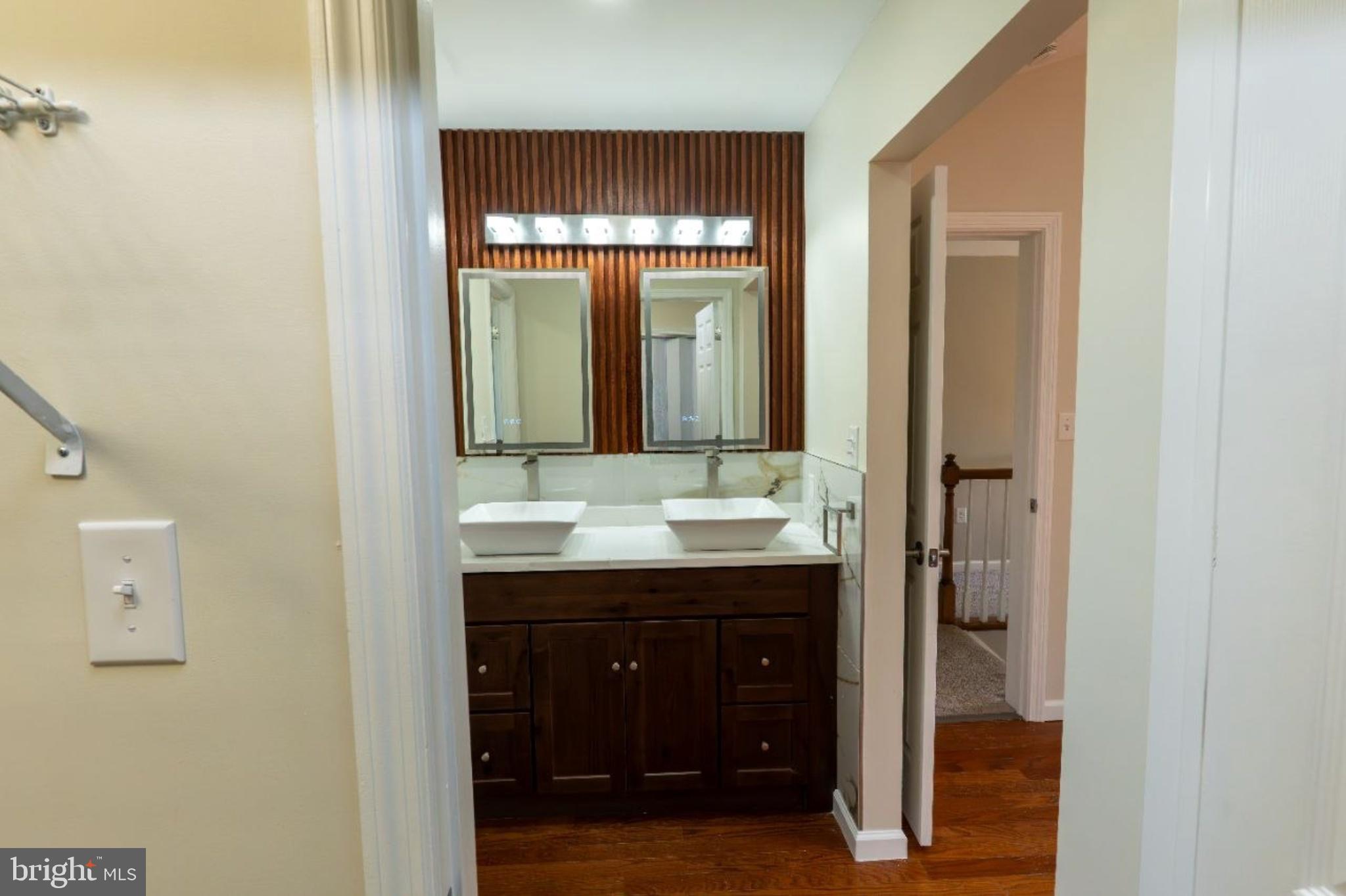 VILLAGE HOLLOW - Residential