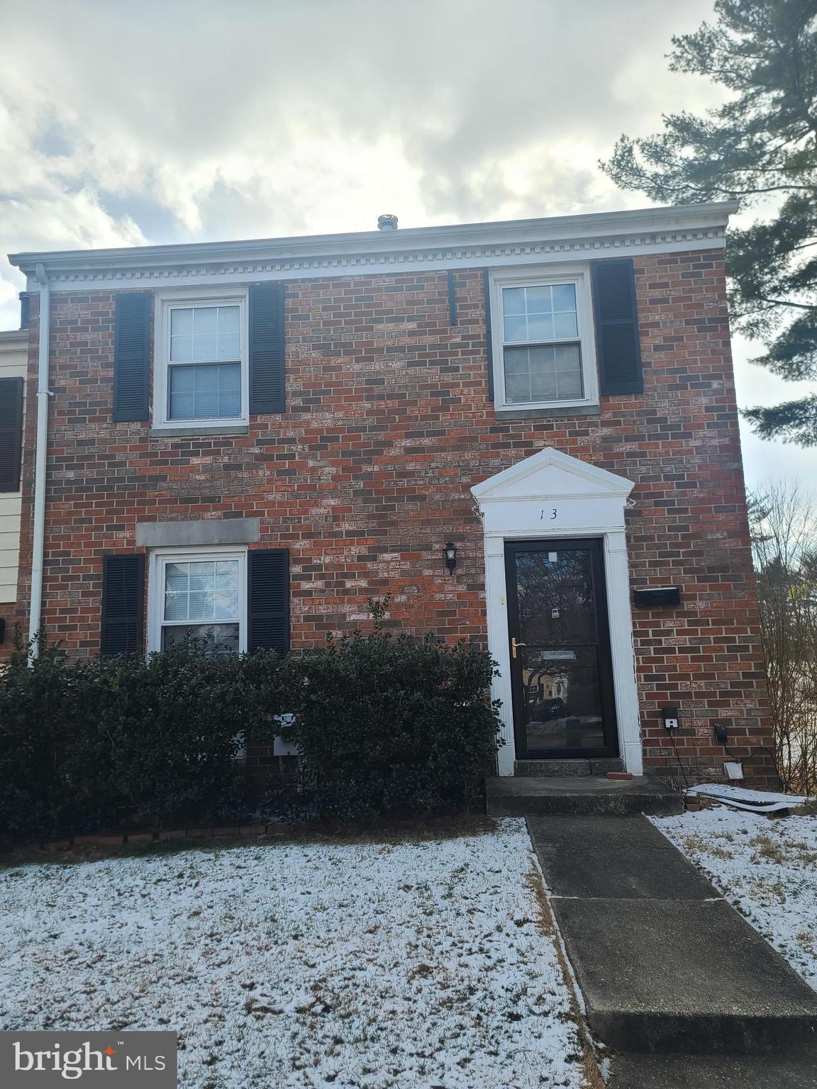GREAT SCHOOL DISTRICT. BEAUTIFULLY FINISHED 2 LEVEL TOWNHOME. THE STREET LEVEL ENTRY OFFERS A SPACIOUS AND WELCOMING COMBINATION OF THE LIVING ROOM, A FORMAL DINING ROOM, AND A KITCHEN AND THE POWDER ROOM COMPLETE THIS LEVEL. THE UPPER LEVEL, OFFERS THE PRIMARY SUITE WITH AMPLE CLOSETS, PRIMARY BATHROOM W, THE HALL BATH AND TWO WELL-PROPOTIONED ANCILIARY BEDROOMS, CLOSE TO SCHOOLS, SHOPPING, SPORTING AND HIGHWAYS. Furnished unit for Rent.