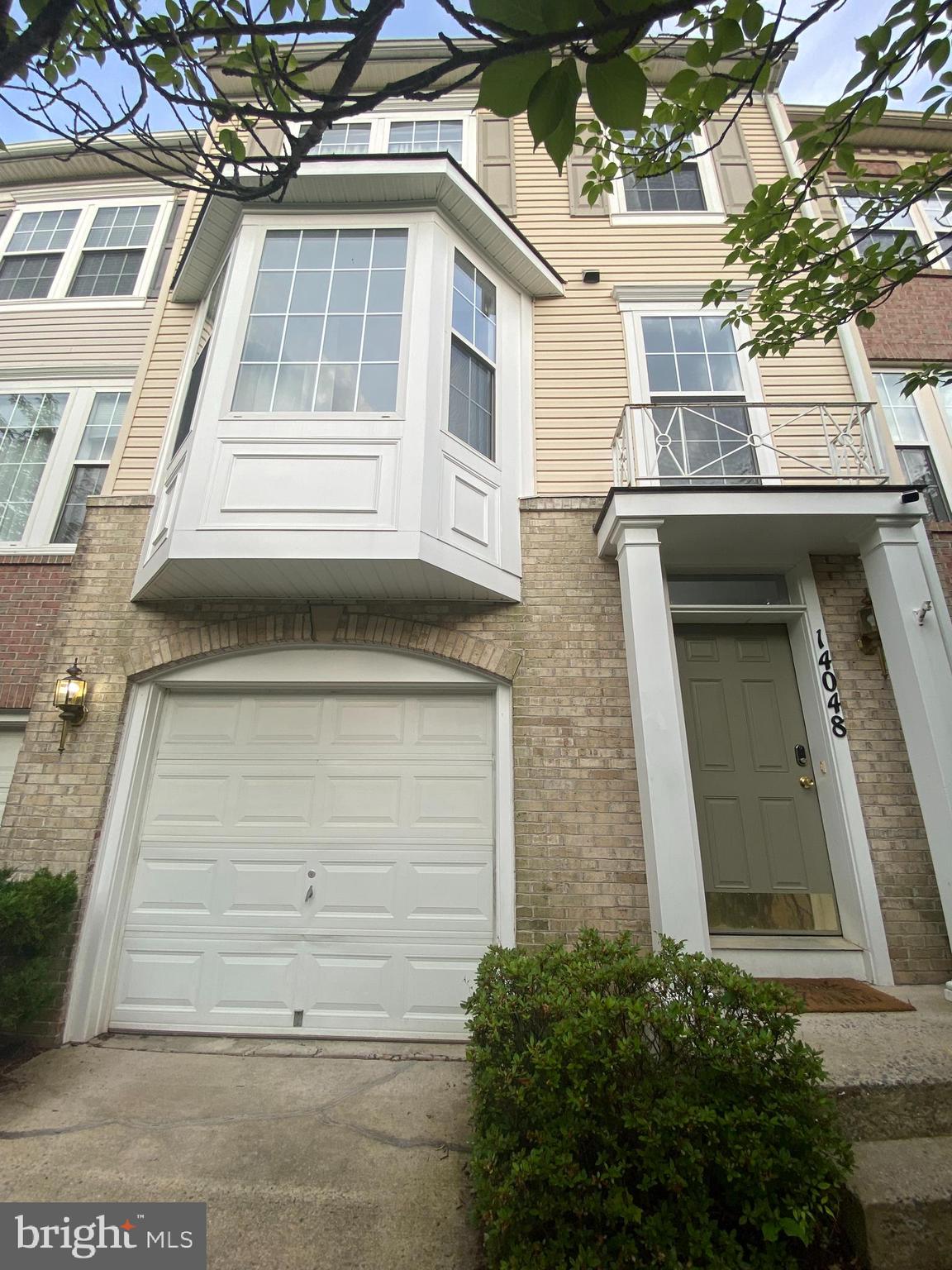 Move right into this stunning 3-bedroom, 3.5-bath townhome with a one-car garage, located in the desirable Kingsview Village community.
Main Level: Features gleaming hardwood floors, a bright front bay window, stainless steel appliances, and access to a spacious deck perfect for entertaining.
Upper Level: Includes three bedrooms and two full bathrooms. The spacious primary suite boasts two walk-in closets, laminate flooring, and a private bath.
Lower Level: Offers a walk-out basement with laminate flooring, a full bath, and a beautiful stone patio ideal for relaxing or hosting guests.
Enjoy all the community amenities Kingsview Village has to offer, including a clubhouse, swimming pool, tennis courts, tot lots, and scenic walking paths.