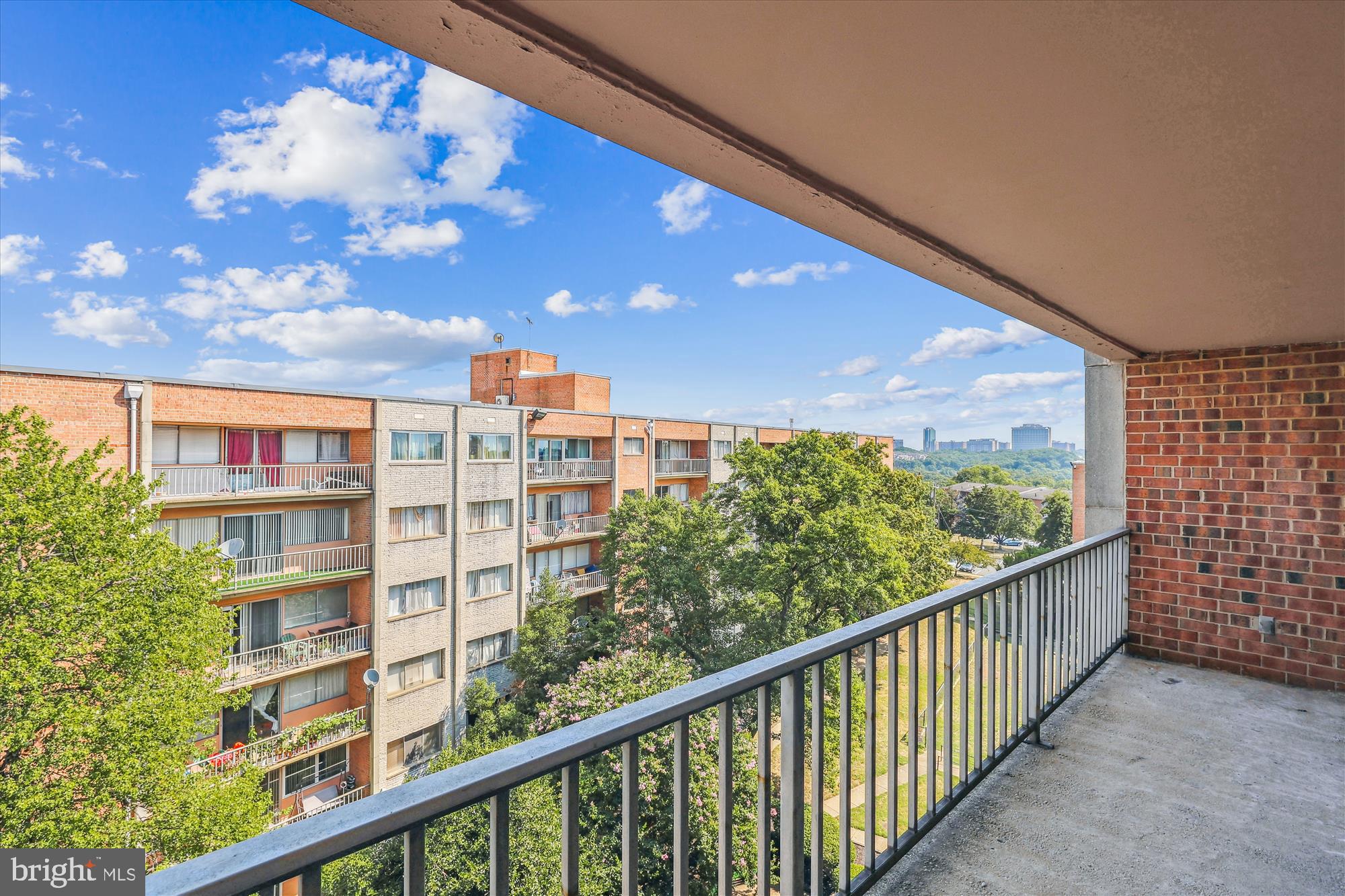 THE SEASONS - Residential