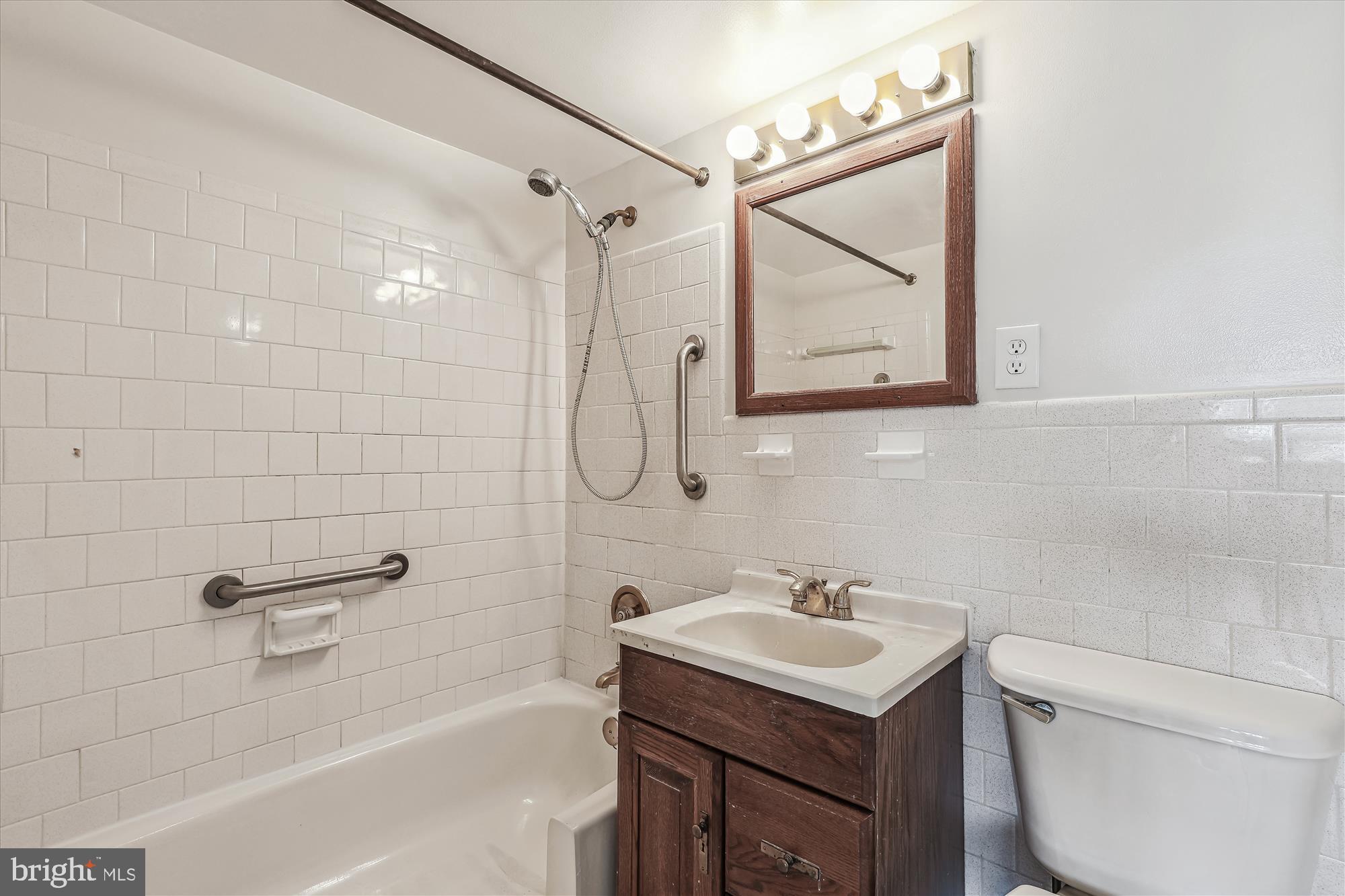 THE SEASONS - Residential