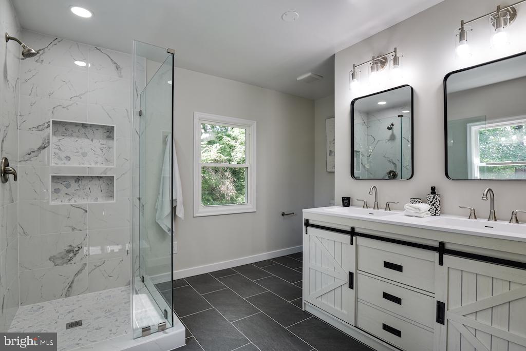 ENGLESIDE VILLAGE - Residential