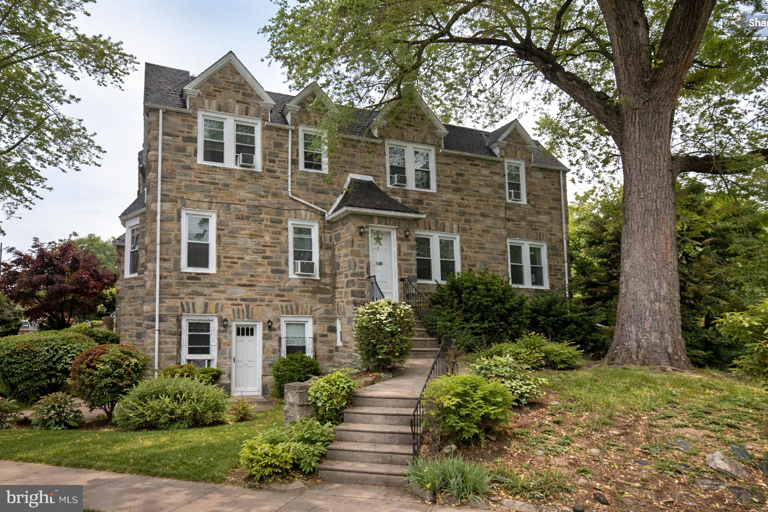 HOLMESBURG - Commercial Sale