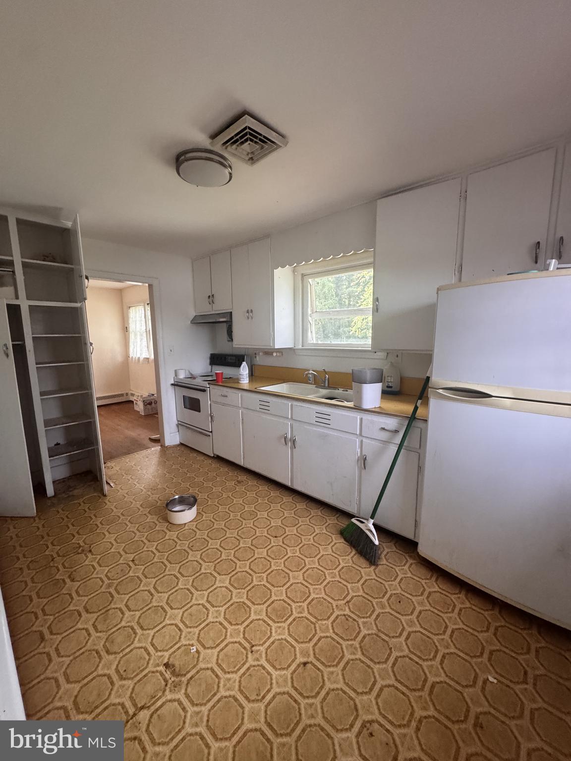 302 S FOUNTAIN GREEN ROAD