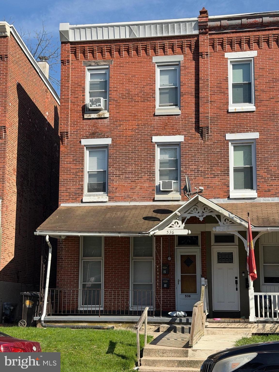 Main image without alt text