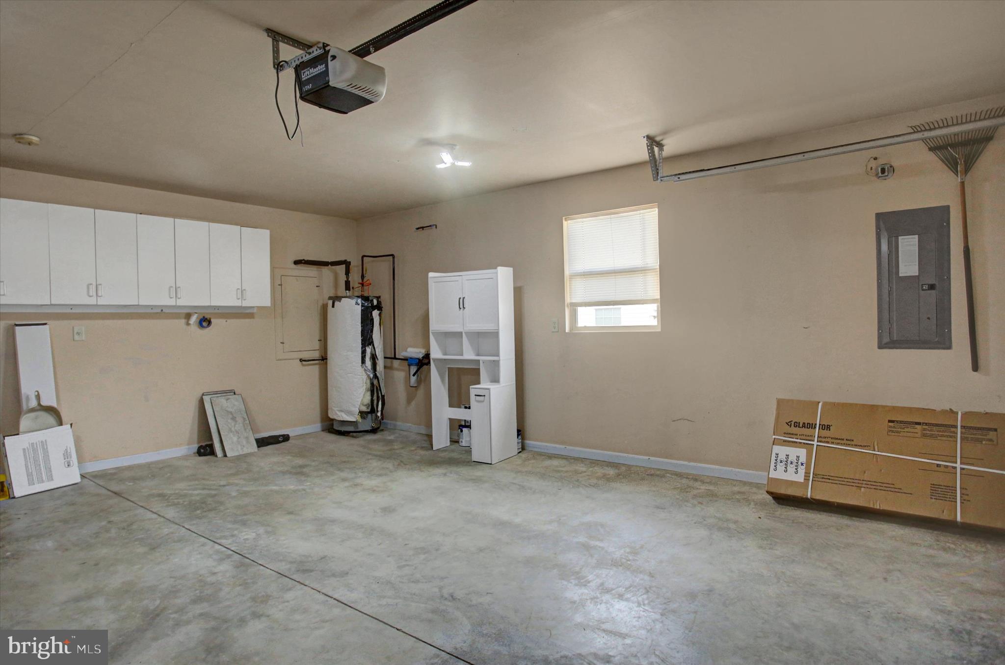 COUNTRY MANOR - Residential