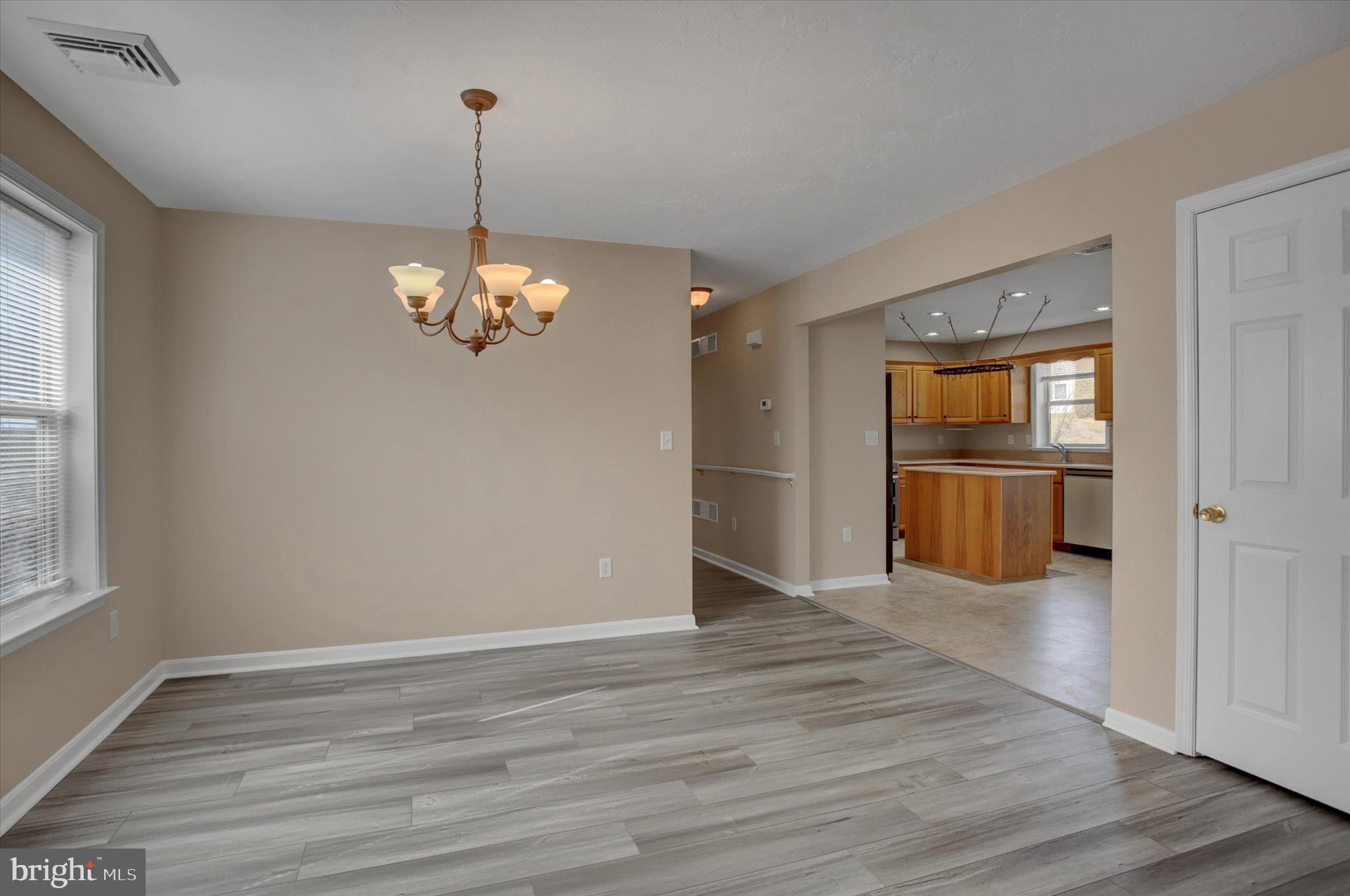 COUNTRY MANOR - Residential