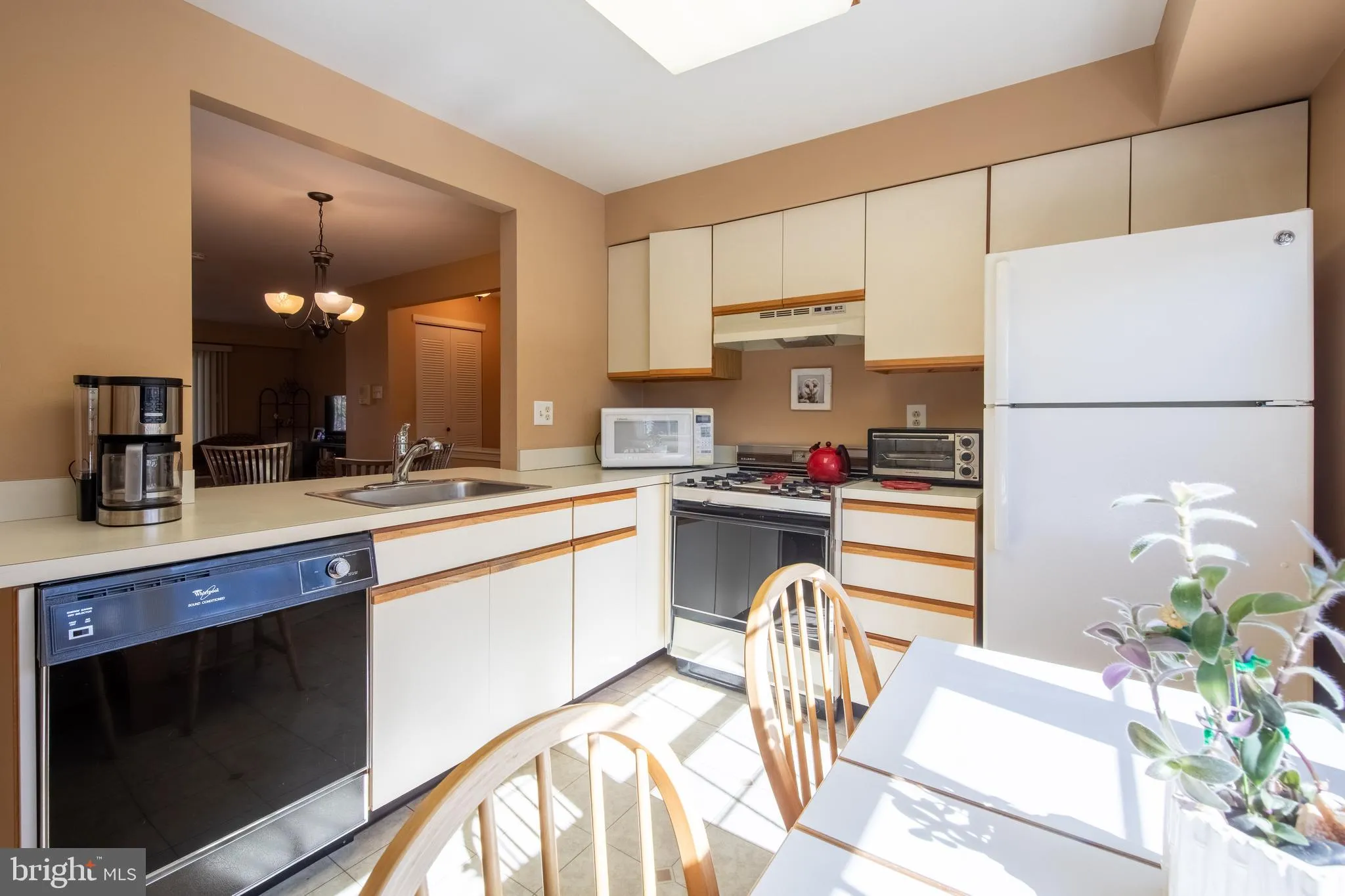 Elkins Park, Pennsylvania 19027, United States, 2 Bedrooms Bedrooms, ,2 BathroomsBathrooms,Residential,Active,86991