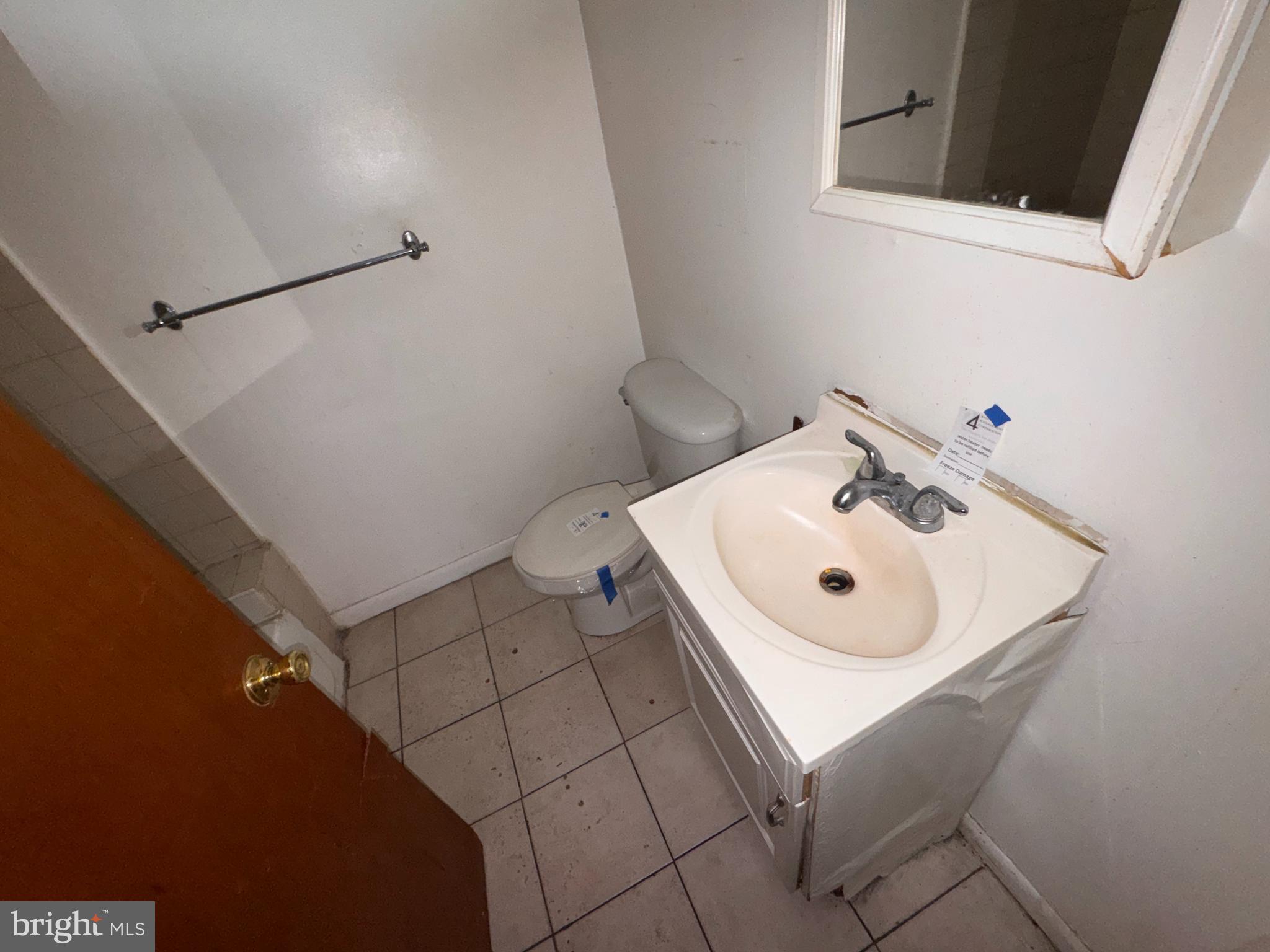 Main image without alt text