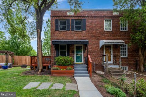Photo of 245 Buchanan Street, ALEXANDRIA, VA 22314 (MLS # VAAX2064374)